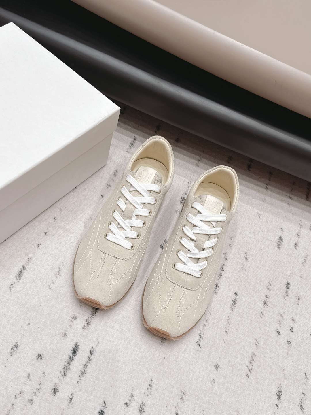 NO:872524,: 'Exclusive Top Version' THE ROW ~ Niche trendy brand 26 vs spring and summer casual new series... [Round-toe strap casual shoes] The original version has better comfort and wrapping than the original version. It is full of personality and can be easily matched with various styles of clothes... Fabric: Original customized suede Lining: Original customized sheepskin Foot: Original customized sheepskin Outsole: Original molded wear-resistant combination sole Bottom thickness: 1.5cm Packaging: Original full set of packaging Code number:  35-39 (40. Customization is non-returnable) Colors are updated simultaneously on the official website, casual shoes/sports shoes, sneakers, sheepskin, chamois leather19860909: 《独家顶级版本》 THE ROW～小众潮牌26vs春夏休闲新款系列……【圆头绑带休闲鞋】 原版一比一打造舒适度、包裹性都比较好.个性十足,很好驾驭各种风格衣服搭配…… 面料: 原版定制麂皮 内里: 原版定制羊皮 垫脚: 原版定制羊皮 大底: 原版开模耐磨组合底 底厚: 1.5cm 包装: 原版全套包装 码数: 35-39（40.定制不退换） 颜色官网同步更新,休闲鞋/运动鞋,sneakers,sheepskin,chamois leather,Women's Shoes