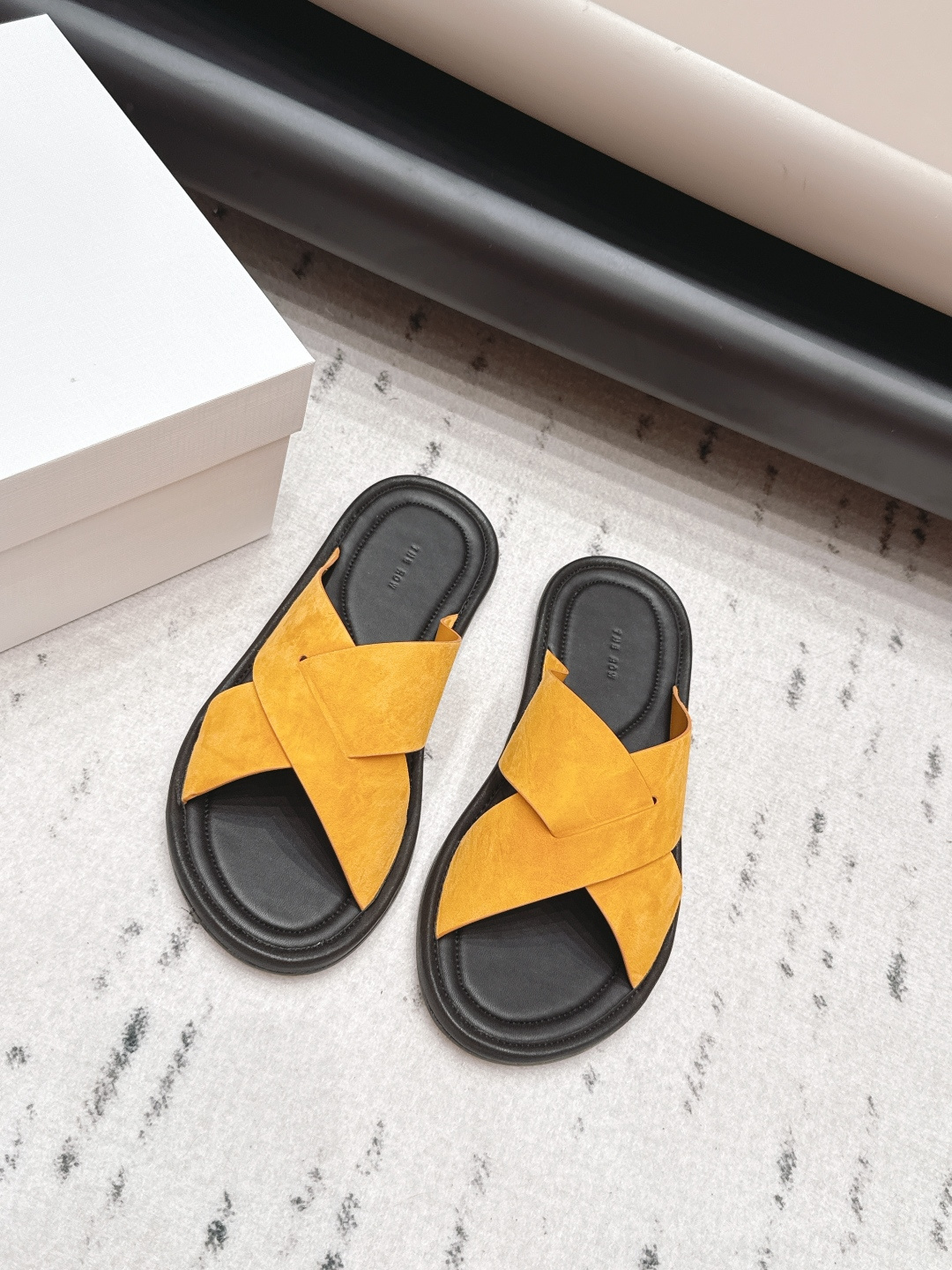 NO:872506,: 'Exclusive top version' THE ROW niche trendy brand 26 vs new spring and summer sandals series... [Round toe cross sandals] The original version has better comfort and wrapping than the original one. It is full of personality and easy to match with various styles of clothes... Fabric: Original customized cashmere Lining: Original customized sheepskin Foot pads: Original customized sheepskin Outsole: Original customized genuine leather sole Bottom thickness: 1.0cm Packaging: Original full set of packaging Code number:  35-39 (40. Customization is non-returnable) Colors are updated simultaneously on the official website, slippers, sandals, slippers, sheepskin19860909: 《独家顶级版本》 THE ROW小众潮牌26vs春夏新款凉鞋系列……【圆头交叉凉拖】 原版一比一打造舒适度、包裹性都比较好.个性十足,很好驾驭各种风格衣服搭配…… 面料: 原版定制羊绒 内里: 原版定制羊皮 垫脚: 原版定制羊皮 大底: 原版定制真皮底 底厚: 1.0cm 包装: 原版全套包装 码数: 35-39（40.定制不退换） 颜色官网同步更新,拖鞋,sandals,slippers,sheepskin,Women's Shoes