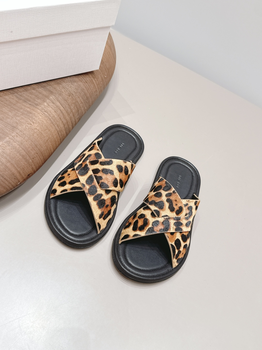 NO:872512,: 'Exclusive top version' THE ROW niche trendy brand 26 vs new spring and summer sandals series... [Round-toe cross sandals] The original version has better comfort and wrapping than the original one. Full of personality, it is easy to match with various styles of clothes... Fabric: Original customized horse hair Lining: Original customized sheepskin Feet: Original customized sheepskin Outsole: Original customized genuine leather sole Bottom thickness: 1.0cm Packaging: Original full set of packaging Code number:  35-39 (40. Customization is non-returnable) Colors are updated simultaneously on the official website, slippers, sandals, slippers, sheepskin19860909: 《独家顶级版本》 THE ROW小众潮牌26vs春夏新款凉鞋系列……【圆头交叉凉拖】 原版一比一打造舒适度、包裹性都比较好.个性十足,很好驾驭各种风格衣服搭配…… 面料: 原版定制马毛 内里: 原版定制羊皮 垫脚: 原版定制羊皮 大底: 原版定制真皮底 底厚: 1.0cm 包装: 原版全套包装 码数: 35-39（40.定制不退换） 颜色官网同步更新,拖鞋,sandals,slippers,sheepskin,Women's Shoes