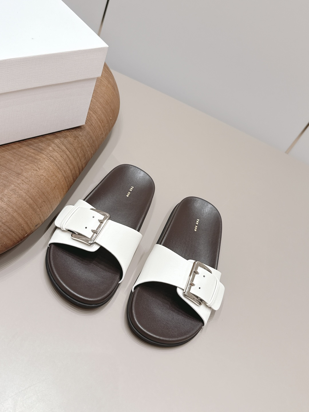 NO:872517,: 'Exclusive top version' THE ROW niche trendy brand 26 vs spring and summer new sandal series... [Round-toe thick-soled sandals] The original version has better comfort and wrapping than the original one. Full of personality, it is easy to match with various styles of clothes... Fabric: Original customized cowhide Lining: Original customized sheepskin Foot: Original customized sheep grain leather water platform Outsole: Original customized wear-resistant sole Bottom thickness: 2cm Packaging: Original full set of packaging Code number:  35-39 (40. Customization is non-returnable) Colors are updated simultaneously on the official website, slippers, sandals, slippers, cowhide, sheepskin19860909: 《独家顶级版本》 THE ROW小众潮牌26vs春夏新款凉鞋系列……【圆头厚底凉拖】 原版一比一打造舒适度、包裹性都比较好.个性十足,很好驾驭各种风格衣服搭配…… 面料: 原版定制牛皮 内里: 原版定制羊皮 垫脚: 原版定制羊纹皮革包水台 大底: 原版定制耐磨底 底厚: 2cm 包装: 原版全套包装 码数: 35-39（40.定制不退换） 颜色官网同步更新,拖鞋,sandals,slippers,cowhide,sheepskin,Women's Shoes