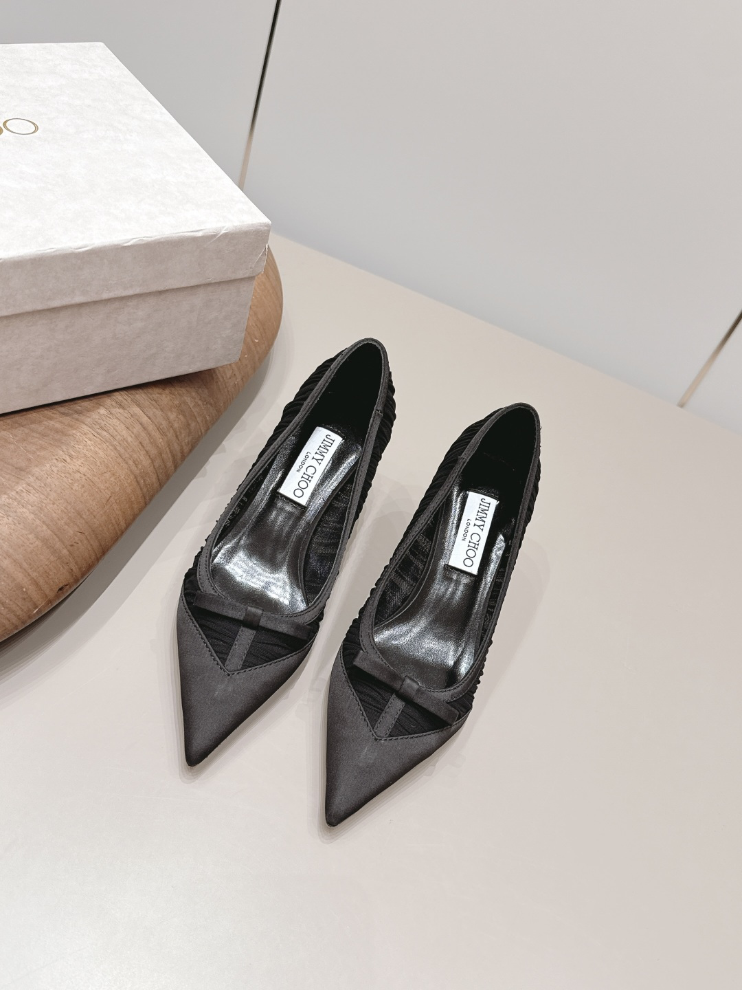 NO:872531,'Exclusive top version' JIMMY CHOO-26vs spring and summer fashion new single shoe series...[Pointed bow single shoes] The original top replica, super high quality, fashionable and classy~ The exclusive first release of the new product, which will definitely make you unique. The overall line is super smooth, stretches the leg shape, the upper foot comfort is super good, the very creative design sense, the presentation is particularly high... The fabric is original custom silk cloth/mesh wrinkle technology, the lining is original custom sheepskin outsole, the original custom leather outsole  Heel 6.5cm, original package, size 35-40 (40.41.42. Customized, non-refundable), official colors updated simultaneously, sandals, jimmy choo, sandals, sheepskin, real silk, Leather soles19860909《独家顶级版本》 JIMMY CHOO-26vs春夏时装新款单单鞋系列…【尖头蝴蝶结单鞋】 原版顶级复刻,超高品质奉上时髦有范～ 新品独家首发,绝对让你独一无二 整体线条流畅感超强,拉伸腿型,上脚舒适度超级好,非常有创意的设计感,呈现特别高级…… 面料原版定制真丝布/网纱折皱工艺 内里原版定制羊皮 大底原版定制真皮大底 鞋跟6.5cm 包装原版全套包装 码数35-40（40.41.42.定制不退换） 颜色官方同步更新,凉鞋单鞋,jimmy choo,sandals,sheepskin,real silk,Leather soles,Women's Shoes