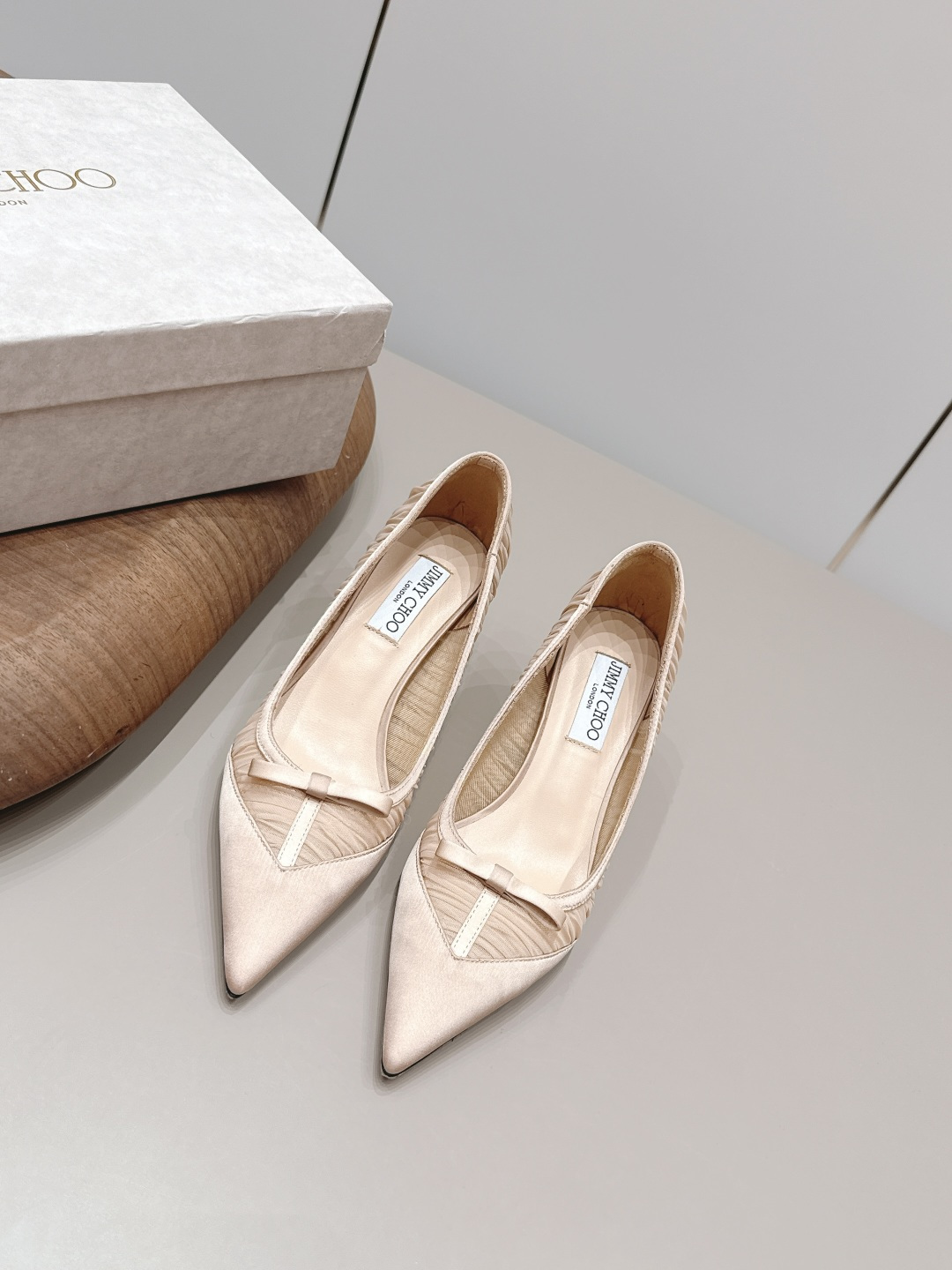 NO:872540,'Exclusive top version' JIMMY CHOO-26vs spring and summer fashion new single shoe series...[Pointed bow single shoes] The original top replica, super high quality, fashionable and classy~ The exclusive first release of the new product, which will definitely make you unique. The overall line is super smooth, stretches the leg shape, the upper foot comfort is super good, the very creative design sense, the presentation is particularly high-end... The fabric is original custom silk cloth/mesh/wrinkle technology, the lining is original custom sheepskin outsole, the original custom leather outsole  Heel 6.5cm, original package, size 35-40 (40.41.42. Customized, non-refundable), official colors updated simultaneously, sandals, jimmy choo, sandals, sheepskin, real silk, Leather soles19860909《独家顶级版本》 JIMMY CHOO-26vs春夏时装新款单单鞋系列…【尖头蝴蝶结单鞋】 原版顶级复刻,超高品质奉上时髦有范～ 新品独家首发,绝对让你独一无二 整体线条流畅感超强,拉伸腿型,上脚舒适度超级好,非常有创意的设计感,呈现特别高级…… 面料原版定制真丝布/网纱/折皱工艺 内里原版定制羊皮 大底原版定制真皮大底 鞋跟6.5cm 包装原版全套包装 码数35-40（40.41.42.定制不退换） 颜色官方同步更新,凉鞋单鞋,jimmy choo,sandals,sheepskin,real silk,Leather soles,Women's Shoes