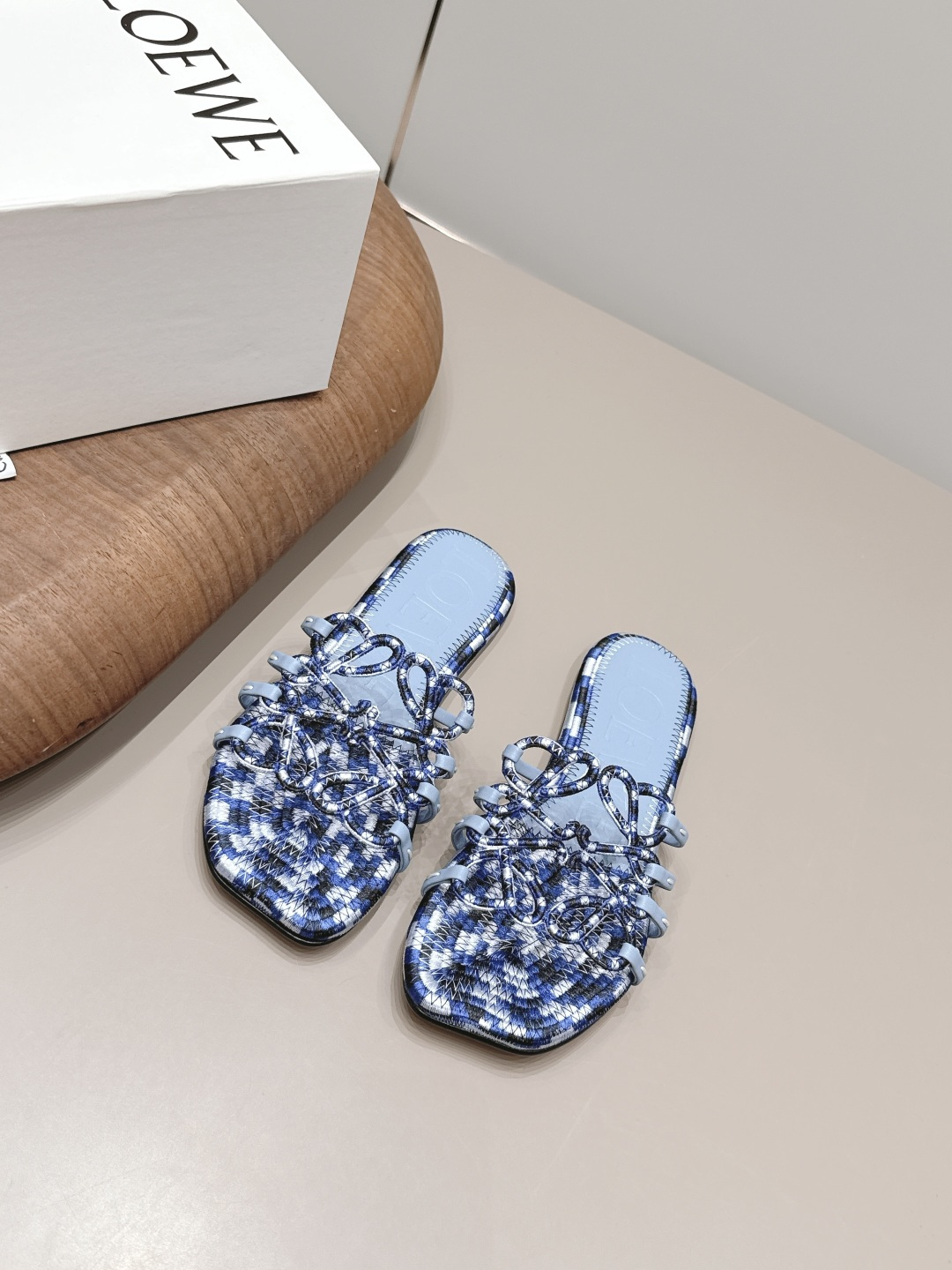 NO:872465,'Exclusive top version' LOEW*Luo*Yiwei 26vs the latest popular spring and summer series... [Round-head electric embroidered sandals] 26 years of top Italian designers, the latest element heel design, good to see the fairy cry, Valentine's Day limited edition, the shoelaces are fully oiled and the detailed design is very interesting. At the same time, the overall shoe shape in the front is a very classic simple thin strap style, the collision of seriousness and humor, very dramatic ~ the ultimate interpretation of surrealism  Full of surprising and innovative camp aesthetics, full of fun. Original custom-made sheepskin/electric embroidery craftsmanship for the fabric. Original custom-made sheepskin for the lining. Original custom-made sheepskin for the feet. Original custom-made injection molded leather outsole. Bottom thickness 0.8cm. Size 35-39 (40.41.42. Customization is non-returnable). Original full package. Color: official website updated simultaneously, high heels and slippers, loewe, high heels, slippers, sheepskin.19860909《独家顶级版本》 LOEW*罗*意威26vs 春夏最新爆款系列…【方圆头电绣凉拖】  26年意大利顶级设计师,最新元素鞋跟设 计,好看到仙女落泪,情人节限定款,鞋 带全油边细节设计极具趣味性,同时前面 整体鞋型又是很经典的简约细带款,严肃 与幽默的碰撞,很有戏剧感～超现实主义 的极致演绎 饱含出奇新意的坎普美学 妙 趣横生. 面料原版定制羊皮/电绣工艺 内里原版定制羊皮 垫脚原版定制羊皮 大底原版定制注塑真皮底 底厚0.8cm 码数35-39（40.41.42.定制不退换） 包装原版全套包装 颜色:官网同步 更新,高跟鞋拖鞋,loewe,high heels,slippers,sheepskin,Women's Shoes