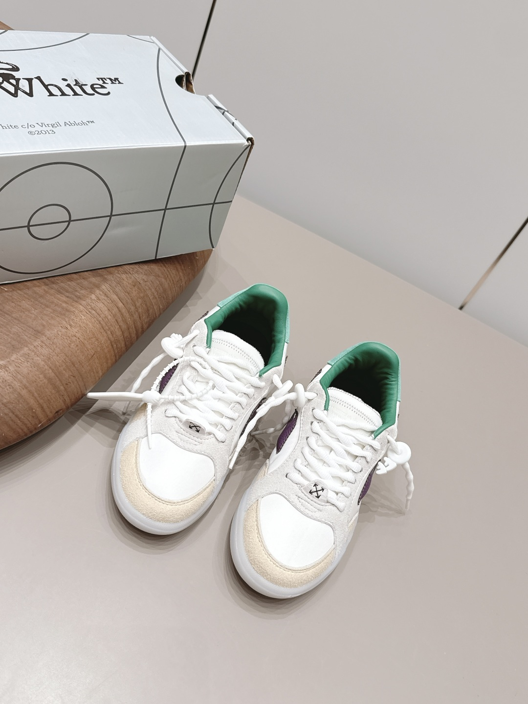 NO:872547,Couple's 'Exclusive High Edition' OFF- WHITE 'LUNAR DELIVERY' Fashion Show Couple's Casual Series... [Color-blocking Casual Shoes for Couples] Inspired by Brahim Kamara's hometown, the innovation of color matching evolved from the rust of the corrugated roof, and the West African pattern was interpreted as a new vision of primitive civilization... The design that strives to break away from the shackles of the bad streets is not the originator of fashion design, but it is definitely a shining dark horse in avant-garde design. It does not follow the crowd and has universal beauty.  Fabric original custom suede/military weaving/color matching Original custom sheepskin lining Original injection molded pads Original molded TPU outsole Original complete package Packaging Code number 35-44 (Female 41. Male 45.46. Customized and non-returnable) Color official website updated simultaneously, casual shoes/sports shoes, off white, sneakers, sheepskin, chamois leather19860909情侣《独家高版本》 OFF- WHITE 'LUNAR DELIVERY'时装秀情侣休闲系列…【情侣拼色休闲鞋】 依于brahim Kamara的家乡灵感色彩搭配的创新演变于波纹屋顶的锈迹,西非图案演绎为全新原佳民文明视觉…争脱束缚甩开烂大街的设计虽算不上是时尚设计的鼻祖但绝对是先锋设计中的一匹闪亮黑马,不随波逐流不普世之美 面料原版定制麂皮/军工织布/拼色 内里原版定制羊皮 垫脚原版注塑成型垫 大底原版开模TPU成型底 包装原版全套包装 码数35-44（女41.男45.46.定制不退换） 颜色官网同步更新,休闲鞋/运动鞋,off white,sneakers,sheepskin,chamois leather,Women's Shoes