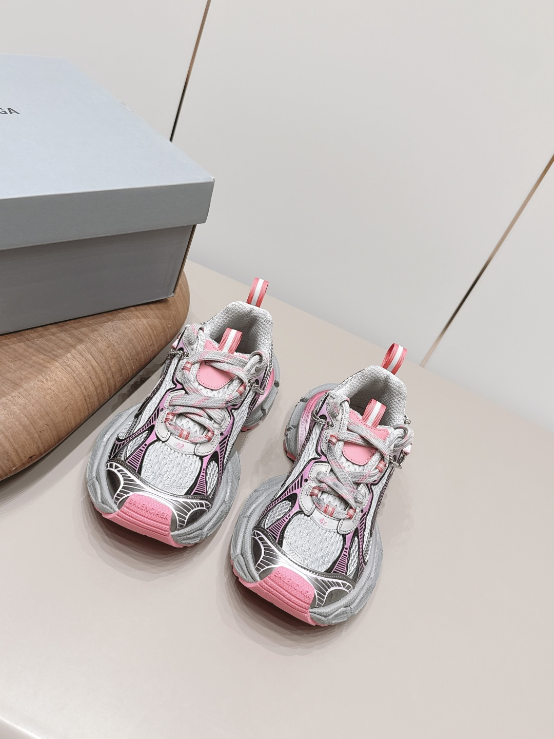 NO:872563,: Women's chain terms 'Exclusive top version' Balenciaga Balenciaga 26 vs spring and summer latest upgrade 3XL Sneaker chain couple sports dad shoes series... [Women's chain casual dad shoes] Original purchase and development, one-to-one production Balenciaga 3XL Sneaker The overall shoe shape draws on the creative ideas of the two shoe styles of Balenciaga Track and Balenciaga Runner. It is equivalent to removing the outer frame of the Track shoe body while inheriting the streamlined shape and shape of the Runner.  Track flat toe. A pair of tied shoelaces are added to the front of the shoe for concave shape... Fabric: Original customized imported technical fabric chain process Lining: Original customized breathable mesh Foot pads: Original injection molding Outsole: Original open mold ultra-light MD combination rubber sole (sole thickness: 5cm) Size: Women's size 35-40 (Female 41.42. Customized) Packaging: Original full set of packaging  Color: official website updated simultaneously, dad shoes, balenciaga, balenciaga19860909: 女款链条款《独家顶级版本》 Balenciaga巴黎世家26vs春夏最新升级3XL Sneaker链条情侣运动老爹鞋系列……【女款链条休闲老爹鞋】 原版购入开发,一比一做货Balenciaga 3XL Sneaker 整体鞋型汲取了Balenciaga Track和Balenciaga Runner两款鞋型的创作思路 相当于把 Track鞋身的外框拆了下来 同时继承了 Runner的流线造型和 Track扁平的鞋头.在鞋面前段另加了一副绑着的的鞋带 用作凹造型…… 面料:原版定制进口科技面料链条工艺 内里:原版定制透气网 垫脚:原版注塑成型 大底:原版开模超轻MD组合橡胶底（底厚:5cm) 码数:女码35-40（女41.42.定制） 包装:原版全套包装 颜色:官网同步更新,老爹鞋,balenciaga,balenciaga,Women's Shoes