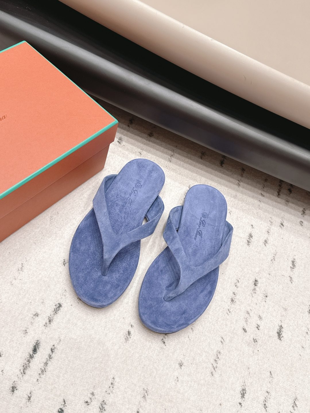 NO:872475,: 'Exclusive top version' Lor*Pian*26 vs spring and summer popular sandals series... [Round toe thong thick sole sandals] High quality Loro Piana Top genuine grade Buy the original 1:1 copy Founded the existing Loro Piana company on 24 March 194. The family has been running it for the sixth generation, providing top quality products to customers who are discerning in taste and quality. Fabric: Original custom suede Lining: Original custom suede  Feet: Original customized suede Outsole: Original customized wear-resistant sole Size 35-39 (40.41. Customization is non-refundable) Packaging: Fully upgraded packaging Color: Official website updated simultaneously, loro piana, sandals, chamois leather19860909: 《独家顶级版本》  Lor*Pian*26vs春夏爆款凉鞋系列……【圆头夹趾厚底凉拖】 高品质 Loro Piana 顶级正品级购买原版1:1复制 于194月24日一手创立现有的Loro Piana公司.家族经营至今已是第六代,为讲求品味及对质量有要求的顾客提供上等的优质商品 面料: 原版定制麂皮 内里: 原版定制麂皮 垫脚: 原版定制麂皮 大底: 原版定制耐磨底 码数 35-39（40.41.定制不退换） 包装:全面升级包装 颜色:官网同步更新,,loro piana,sandals,chamois leather,Women's Shoes