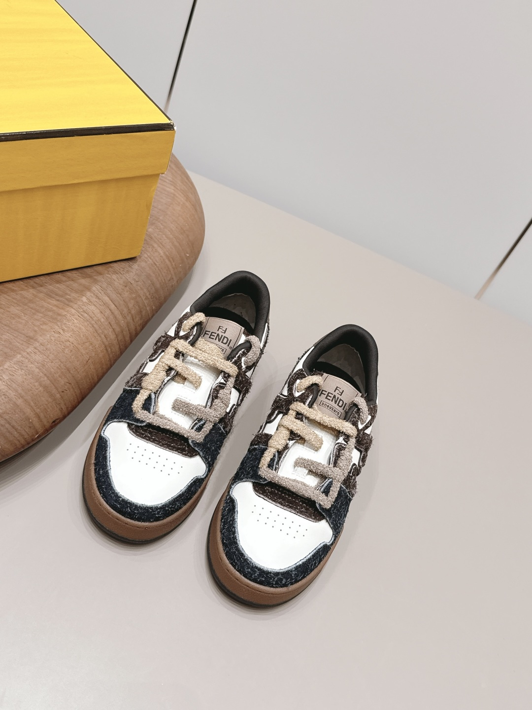 NO:872523,: Men and women 'Exclusive top version' F*endi Fendi 2026 vs spring and summer couples casual popular series... [Color-blocking thick-soled casual shoes for couples] FD match original purchase, one-to-one reproduction. The first sneakers fendi match created by designer Kim Jones and Donkey brand Trainer basketball sneakers, fresh blood injection and FF retro design. Super good-looking and versatile, the upper is made of cowhide and cowhide splicing combination, with raised double F on the side  The logo lining is made of terry velvet. The upper feet are super soft, lightweight and comfortable to match with sweaters. It is recommended to have one pair in each hand. Fabric: Original customized cowhide/color-blocking process. Lining: Original customized breathable fabric. Feet: Original customized injection molded sole. Outsole: Original open-molded TPU molded sole. Packaging: Original full set of packaging. Code number: 35-44 (female 40, male 45. customized). Color: official website updated simultaneously, casual shoes/sports shoes, fendi, louis.  vuitton,sneakers,hoodie,sweatshirts,cowhide19860909: 女男《独家顶级版本》  F*endi芬*迪2026vs春夏情侣休闲爆款系列…【情侣拼色厚底休闲鞋】 FD match 原版购入 一比一复刻 设计师Kim Jones打造的首款运动鞋fendi match 和驴牌的Trainer篮球运动鞋,新鲜血液注入加FF复古的设计 超好看百搭,鞋面采用牛皮和牛猄拼接组合,侧面凸起的双F logo内里采用毛巾绒里 上脚超级柔软 ,轻便,舒适搭配卫衣,建议一手一双 面料: 原版定制牛皮/拼色工艺 内里: 原版定制透气布料 垫脚: 原版定制注塑成型底 大底: 原版开模TPU成型底 包装: 原版全套包装 码数: 35-44（女40.男45.定制） 颜色:官网同步更新,休闲鞋/运动鞋,fendi,louis vuitton,sneakers,hoodie,sweatshirts,cowhide,Women's Shoes