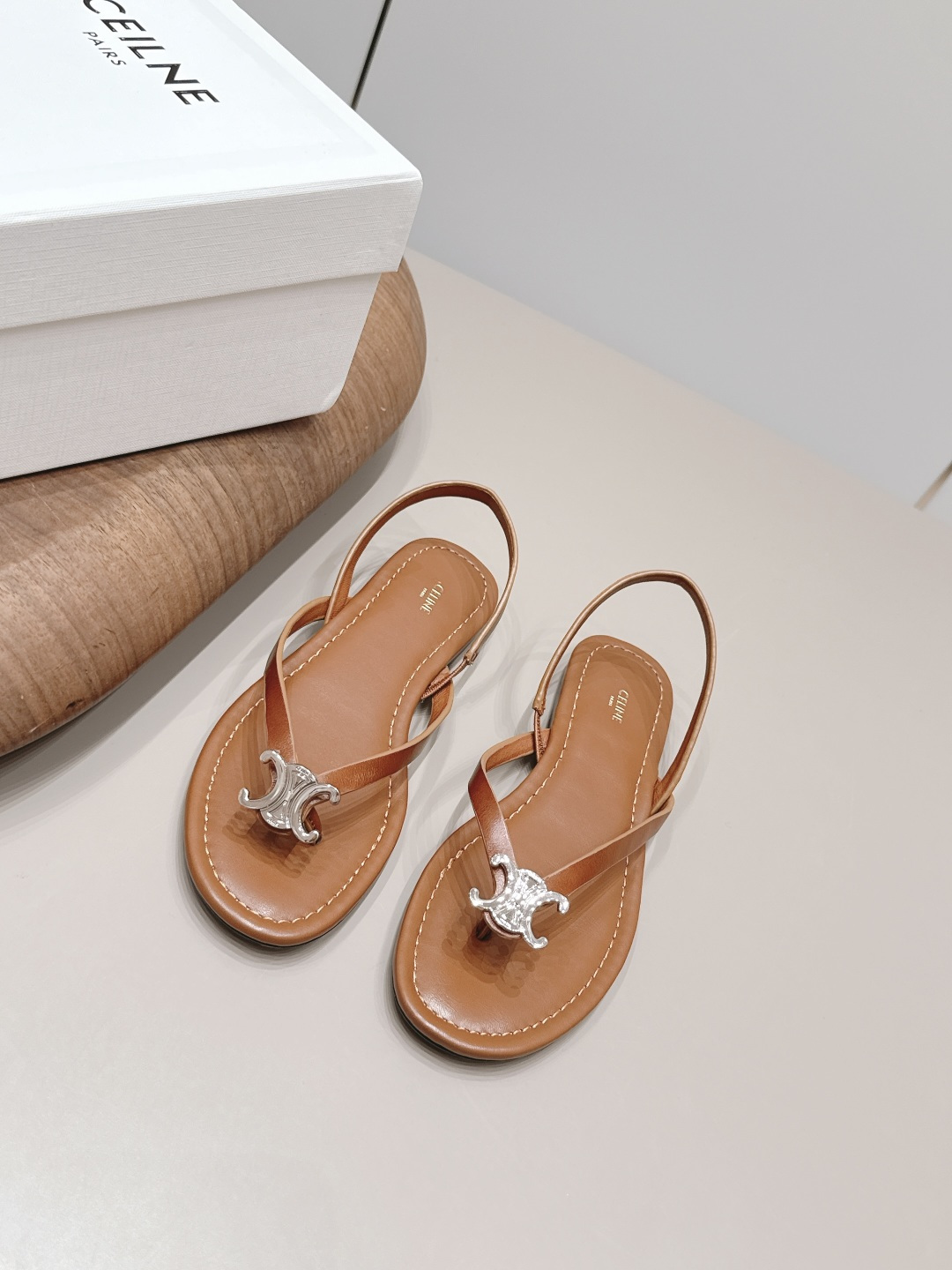NO:872481,'Exclusive top version' C*eline 2026vs spring and summer grass latest hot sandal series... [Round toe thong flat sandals] Paired with socks in summer, it is absolutely perfect with retro points and full fashion sense. The appearance is absolutely original. Purchase and develop, still the highest output, restore the original customized retro feeling... Fabric: Original customized cowhide Lining: Original customized sheepskin Outsole: Original customized genuine leather sole Packaging: Original full set of packaging Code number:  35-39 (40.41. Customization is non-refundable) Color: Official website updated simultaneously, sandals, cowhide, sheepskin, socks19860909《独家顶级版本》  C*eline赛*琳2026vs春夏种草 最新爆款凉鞋系列…【圆头夹趾平底凉鞋】 夏天搭配袜子,简直绝绝子了复古的点上带上了满分时髦感颜值绝原版购入开发,依旧最高输出,还原原版定制复古感…… 面料: 原版定制牛皮 内里: 原版定制羊皮 大底: 原版定制真皮底 包装: 原版全套包装 码数: 35-39（40.41.定制不退换） 颜色:官网同步更新,,sandals,cowhide,sheepskin,socks,Women's Shoes