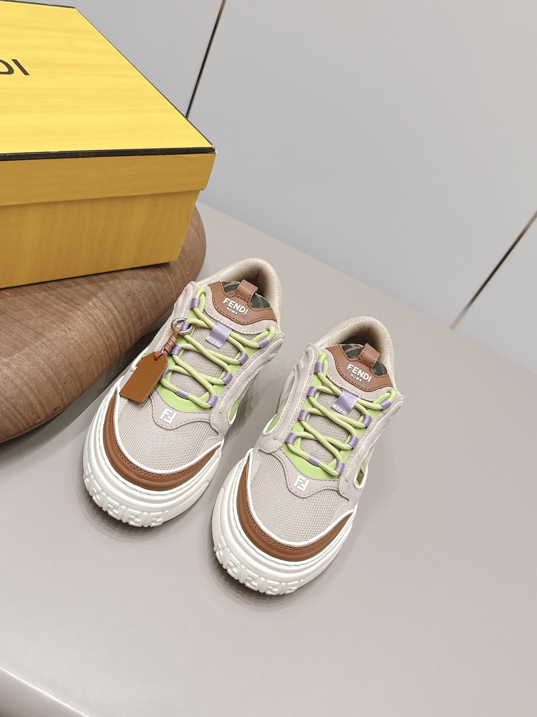 NO:872516,: Men's 'Exclusive top version' F*endi Fendi 2026 vs spring and summer couple's casual popular series... [Men's color-blocked thick-soled casual shoes] FD match original purchase, one-to-one reproduction, designer Kim Jones's first sneaker fendi match and Donkey brand Trainer basketball sneakers, fresh blood injection and FF retro design. Super good-looking and versatile, the upper is made of cowhide and cowhide splicing combination, with raised double F on the side  The logo lining is made of terry velvet. The upper feet are super soft, lightweight and comfortable to wear with sweatshirts. It is recommended to have one pair in each hand. Fabric: Original customized cowboy/washed denim. Lining: Original customized breathable fabric. Foot pads: Original customized injection molded sole. Outsole: Original open-molded TPU molded sole. Packaging: Original full set of packaging. Code number: 40-44 (customized at 39.45). Color: official website updated simultaneously, casual shoes/sports shoes, fendi, louis.  vuitton,sneakers,hoodie,sweatshirts,cowhide19860909: 男款《独家顶级版本》  F*endi芬*迪2026vs春夏情侣休闲爆款系列…【男士拼色厚底休闲鞋】 FD match 原版购入 一比一复刻 设计师Kim Jones打造的首款运动鞋fendi match 和驴牌的Trainer篮球运动鞋,新鲜血液注入加FF复古的设计 超好看百搭,鞋面采用牛皮和牛猄拼接组合,侧面凸起的双F logo内里采用毛巾绒里 上脚超级柔软 ,轻便,舒适搭配卫衣,建议一手一双 面料: 原版定制牛猄/水洗牛仔布 内里: 原版定制透气布料 垫脚: 原版定制注塑成型底 大底: 原版开模TPU成型底 包装: 原版全套包装 码数: 40-44（39.45.定制） 颜色:官网同步更新,休闲鞋/运动鞋,fendi,louis vuitton,sneakers,hoodie,sweatshirts,cowhide,Women's Shoes