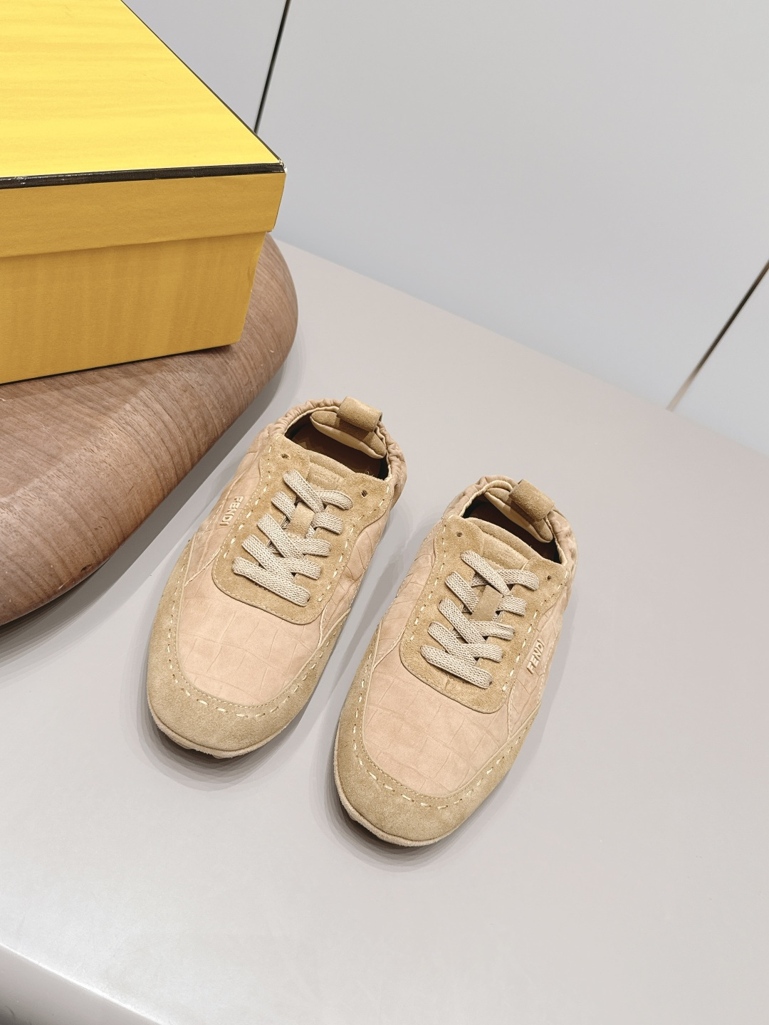 NO:872530,: Men's 'Exclusive top version' F*endi Fendi 2026 vs spring and summer couple's casual popular series... [Men's round toe strap casual shoes] FD match original purchase, one-to-one reproduction, designer Kim Jones's first sneaker fendi match and Donkey brand's Trainer basketball sneakers, fresh blood injection and FF retro design. Super good-looking and versatile, the upper is made of cowhide and cowhide splicing combination, and the double F logo cowhide lining is raised on the side.  It is super soft on the feet, lightweight and comfortable to wear with a sweatshirt. It is recommended to have one pair in each hand. Fabric: Original customized cowhide. Lining: Original customized cowhide. Feet: Original customized cowhide. Outsole: Original open-molded TPU molded bottom. Packaging: Original full set of packaging. Number of yards: 40-44 (customized at 39.45). Color: official website updated simultaneously, casual shoes/sports shoes, fendi, louis.  vuitton,sneakers,hoodie,sweatshirts,cowhide19860909: 男款《独家顶级版本》  F*endi芬*迪2026vs春夏情侣休闲爆款系列…【男士圆头绑带休闲鞋】 FD match 原版购入 一比一复刻 设计师Kim Jones打造的首款运动鞋fendi match 和驴牌的Trainer篮球运动鞋,新鲜血液注入加FF复古的设计 超好看百搭,鞋面采用牛皮和牛猄拼接组合,侧面凸起的双F logo牛皮内里 上脚超级柔软 ,轻便,舒适搭配卫衣,建议一手一双 面料: 原版定制牛皮 内里: 原版定制牛皮 垫脚: 原版定制牛皮 大底: 原版开模TPU成型底 包装: 原版全套包装 码数: 40-44（39.45.定制） 颜色:官网同步更新,休闲鞋/运动鞋,fendi,louis vuitton,sneakers,hoodie,sweatshirts,cowhide,Women's Shoes