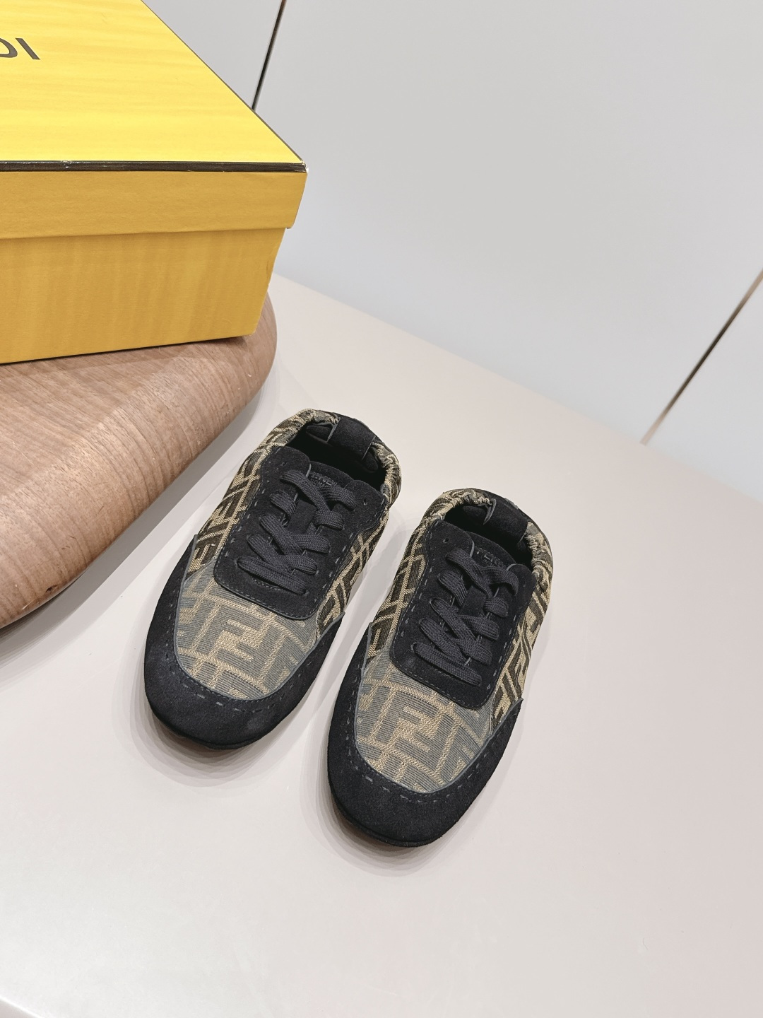 NO:872537,: Men's 'Exclusive top version' F*endi Fendi 2026 vs spring and summer couple's casual popular series... [Men's round toe strap casual shoes] FD match original purchase, one-to-one reproduction, designer Kim Jones's first sneaker fendi match and Donkey brand's Trainer basketball sneakers, fresh blood injection and FF retro design. Super good-looking and versatile, the upper is made of cowhide and cowhide splicing combination, and the double F logo cowhide lining is raised on the side.  Super soft on the feet, light and comfortable to wear with a sweatshirt, it is recommended to have one pair in each hand. Fabric: Original customized suede/jacquard fabric. Lining: Original customized cowhide. Foot pads: Original customized cowhide. Outsole: Original molded TPU molded sole. Packaging: Original full set of packaging. Code number: 40-44 (customized at 39.45). Color: official website updated simultaneously, casual shoes/sports shoes, fendi, louis.  vuitton,sneakers,hoodie,sweatshirts,cowhide,chamois leather19860909: 男款《独家顶级版本》  F*endi芬*迪2026vs春夏情侣休闲爆款系列…【男士圆头绑带休闲鞋】 FD match 原版购入 一比一复刻 设计师Kim Jones打造的首款运动鞋fendi match 和驴牌的Trainer篮球运动鞋,新鲜血液注入加FF复古的设计 超好看百搭,鞋面采用牛皮和牛猄拼接组合,侧面凸起的双F logo牛皮内里 上脚超级柔软 ,轻便,舒适搭配卫衣,建议一手一双 面料: 原版定制麂皮/提花织布 内里: 原版定制牛皮 垫脚: 原版定制牛皮 大底: 原版开模TPU成型底 包装: 原版全套包装 码数: 40-44（39.45.定制） 颜色:官网同步更新,休闲鞋/运动鞋,fendi,louis vuitton,sneakers,hoodie,sweatshirts,cowhide,chamois leather,Women's Shoes