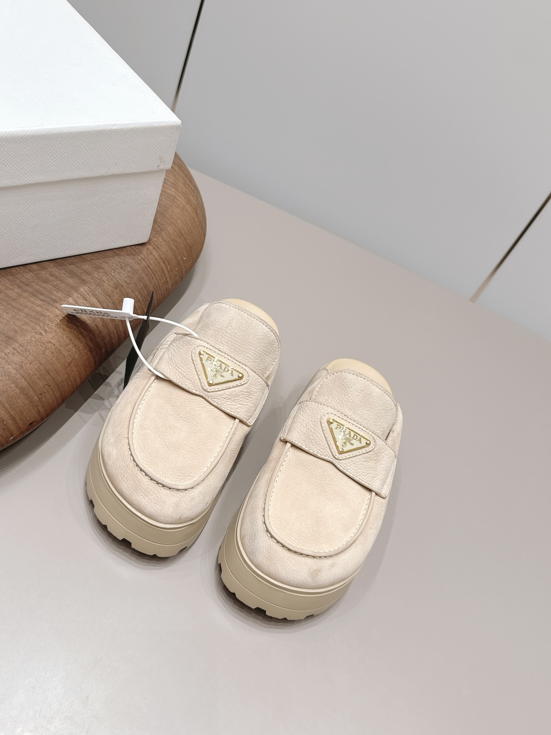 NO:872511,: 'Exclusive top version' PRAD-A Pra*da 2026 vs new casual shoe series... [Round-toe thick-soled casual slippers] Original 1:1 customization, this year's most fashionable British-style retro casual shoes with color matching straps, many Internet celebrities have worn them, this shoe, cowhide color matching, injection molded letter luogo craftsmanship, very popular this year, can be worn for both leisure and sports... Fabric: Original customized suede Lining: Original customized sheepskin Foot pads:  Original molded TPU molding Outsole: Original molded TPU molded sole Size: 35-39 (40.41. Customization is not returnable) Packaging: Original full set of packaging Color: Official website updated simultaneously, semi-trailer, prada, prada, slippers, cowhide, sheepskin, chamois leather19860909: 《独家顶级版本》  PRAD-A普拉*达2026vs新款休闲鞋系列……【圆头厚底休闲拖鞋】 原版1:1定制,今年最潮的拼色绑带英伦风复古休闲鞋,众多网红上脚,这款鞋,牛皮拼色,注塑字母luogo工艺,今年非常爆,穿上休闲运动两不失误…… 面料: 原版定制麂皮 内里: 原版定制羊皮 垫脚: 原版开模TPU成型 大底: 原版开模TPU成型底 码数: 35-39（40.41.定制不退换） 包装:原版全套包装 颜色:官网同步更新,半拖,prada,prada,slippers,cowhide,sheepskin,chamois leather,Women's Shoes