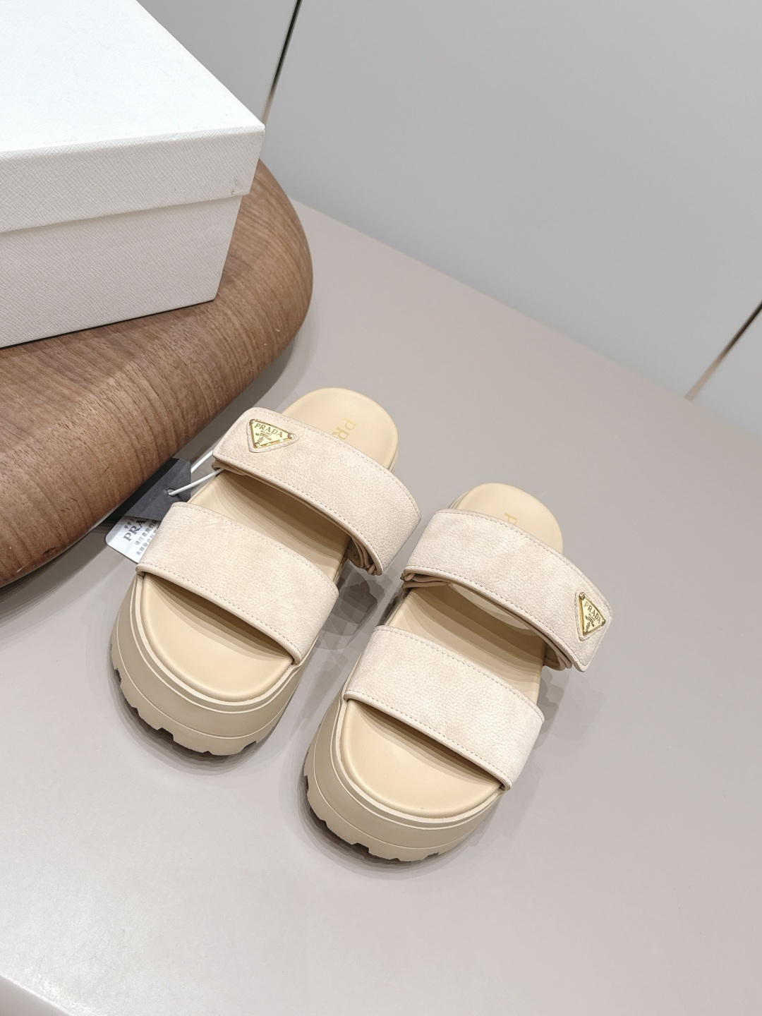 NO:872477,: 'Exclusive top version' PRAD-A 2026 vs new casual sandals series... [Round-toe thick-soled casual sandals] Original 1:1 customization, this year's most fashionable British-style retro casual shoes with color matching straps, many Internet celebrities wear them, this shoe, cowhide color matching, injection molded letter luogo craftsmanship, very popular this year, can be worn for both leisure and sports... Fabric: Original customized suede Lining: Original customized sheepskin Foot pads:  Original molded TPU molding Outsole: Original molded TPU molded sole Size: 35-39 (40.41. Customization is not returnable) Packaging: Original full set of packaging Color: Official website updated simultaneously, slippers, prada, prada, slippers, cowhide, sheepskin, chamois leather19860909: 《独家顶级版本》  PRAD-A普拉*达2026vs新款休闲凉拖系列……【圆头厚底休闲凉拖】 原版1:1定制,今年最潮的拼色绑带英伦风复古休闲鞋,众多网红上脚,这款鞋,牛皮拼色,注塑字母luogo工艺,今年非常爆,穿上休闲运动两不失误…… 面料: 原版定制麂皮 内里: 原版定制羊皮 垫脚: 原版开模TPU成型 大底: 原版开模TPU成型底 码数: 35-39（40.41.定制不退换） 包装:原版全套包装 颜色:官网同步更新,拖鞋,prada,prada,slippers,cowhide,sheepskin,chamois leather,Women's Shoes
