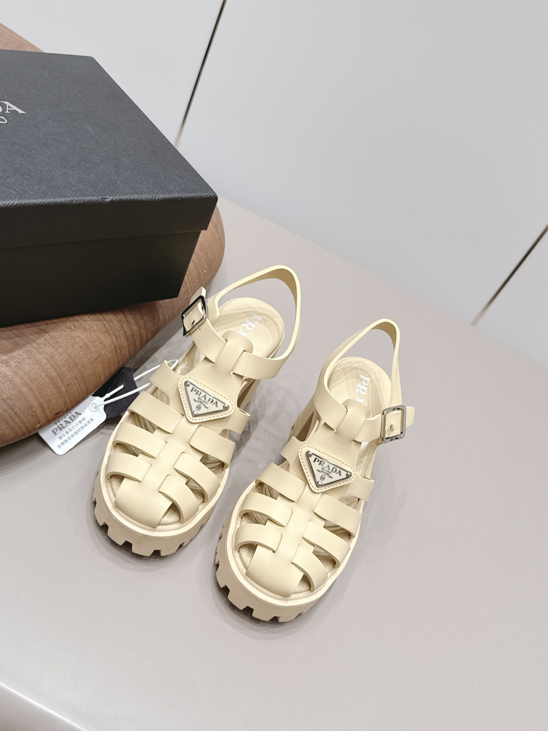 NO:872500,: 'Exclusive top version' PRAD-A Pra*da 2026 vs new casual sandals series... [Round-toe thick-soled casual sandals] Original 1:1 customization, this year's most fashionable British-style retro casual shoes with color matching straps, worn by many Internet celebrities, this shoe, cowhide color matching, injection molded letter luogo technology, very popular this year, can be worn for both leisure and sports... Fabric: Original customized foam cutting material Lining: Original customized foam cutting material Foot:  Original customized sheepskin outsole: original molded TPU molded sole Size: 35-39 (40.41. Customization is not returnable) Packaging: original full set of packaging Color: official website updated simultaneously, high heels and sandals, prada, prada, sandals, high heels, cowhide, sheepskin19860909: 《独家顶级版本》  PRAD-A普拉*达2026vs新款休闲凉鞋系列……【圆头厚底休闲凉鞋】 原版1:1定制,今年最潮的拼色绑带英伦风复古休闲鞋,众多网红上脚,这款鞋,牛皮拼色,注塑字母luogo工艺,今年非常爆,穿上休闲运动两不失误…… 面料: 原版定制发泡切割材料 内里: 原版定制发泡切割材料 垫脚: 原版定制羊皮 大底: 原版开模TPU成型底 码数: 35-39（40.41.定制不退换） 包装:原版全套包装 颜色:官网同步更新,高跟鞋凉鞋,prada,prada,sandals,high heels,cowhide,sheepskin,Women's Shoes