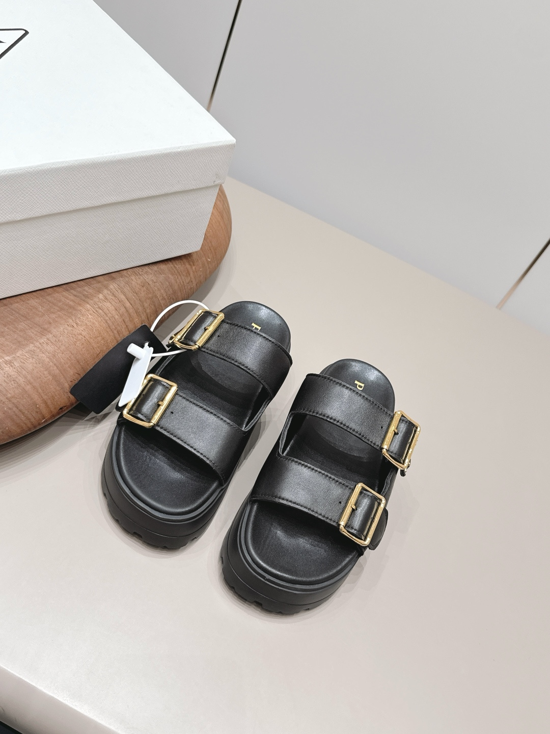 NO:872483,: 'Exclusive top version' PRAD-A 2026 vs new casual sandals series... [Round toe thick-soled casual sandals] Original 1:1 customization, this year's most fashionable British-style retro casual shoes with color matching straps, worn by many Internet celebrities, this shoe, cowhide color matching, injection molded letter luogo technology, very popular this year, can be worn for both leisure and sports... Fabric: Original customized cowhide Lining: Original customized sheepskin Foot: Original open-molded TPU molding  Outsole: Original open-molded TPU molded sole Size: 35-39 (40.41. Customization is not returnable) Packaging: Original full set of packaging Color: Official website updated simultaneously, slippers, prada, prada, slippers, cowhide, sheepskin19860909: 《独家顶级版本》  PRAD-A普拉*达2026vs新款休闲凉拖系列……【圆头厚底休闲凉拖】 原版1:1定制,今年最潮的拼色绑带英伦风复古休闲鞋,众多网红上脚,这款鞋,牛皮拼色,注塑字母luogo工艺,今年非常爆,穿上休闲运动两不失误…… 面料: 原版定制牛皮 内里: 原版定制羊皮 垫脚: 原版开模TPU成型 大底: 原版开模TPU成型底 码数: 35-39（40.41.定制不退换） 包装:原版全套包装 颜色:官网同步更新,拖鞋,prada,prada,slippers,cowhide,sheepskin,Women's Shoes