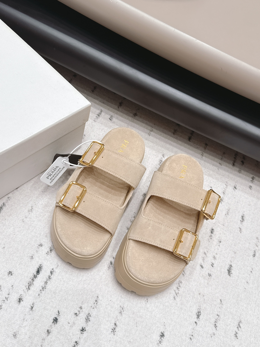 NO:872489,: 'Exclusive top version' PRAD-A 2026 vs new casual sandals series... [Round-toe thick-soled casual sandals] Original 1:1 customization, this year's most fashionable British-style retro casual shoes with color matching straps, many Internet celebrities wear them, this shoe, cowhide color matching, injection molded letter luogo craftsmanship, very popular this year, can be worn for both leisure and sports... Fabric: Original customized suede Lining: Original customized sheepskin Foot pads:  Original molded TPU molding Outsole: Original molded TPU molded sole Size: 35-39 (40.41. Customization is not returnable) Packaging: Original full set of packaging Color: Official website updated simultaneously, slippers, prada, prada, slippers, cowhide, sheepskin, chamois leather19860909: 《独家顶级版本》  PRAD-A普拉*达2026vs新款休闲凉拖系列……【圆头厚底休闲凉拖】 原版1:1定制,今年最潮的拼色绑带英伦风复古休闲鞋,众多网红上脚,这款鞋,牛皮拼色,注塑字母luogo工艺,今年非常爆,穿上休闲运动两不失误…… 面料: 原版定制麂皮 内里: 原版定制羊皮 垫脚: 原版开模TPU成型 大底: 原版开模TPU成型底 码数: 35-39（40.41.定制不退换） 包装:原版全套包装 颜色:官网同步更新,拖鞋,prada,prada,slippers,cowhide,sheepskin,chamois leather,Women's Shoes