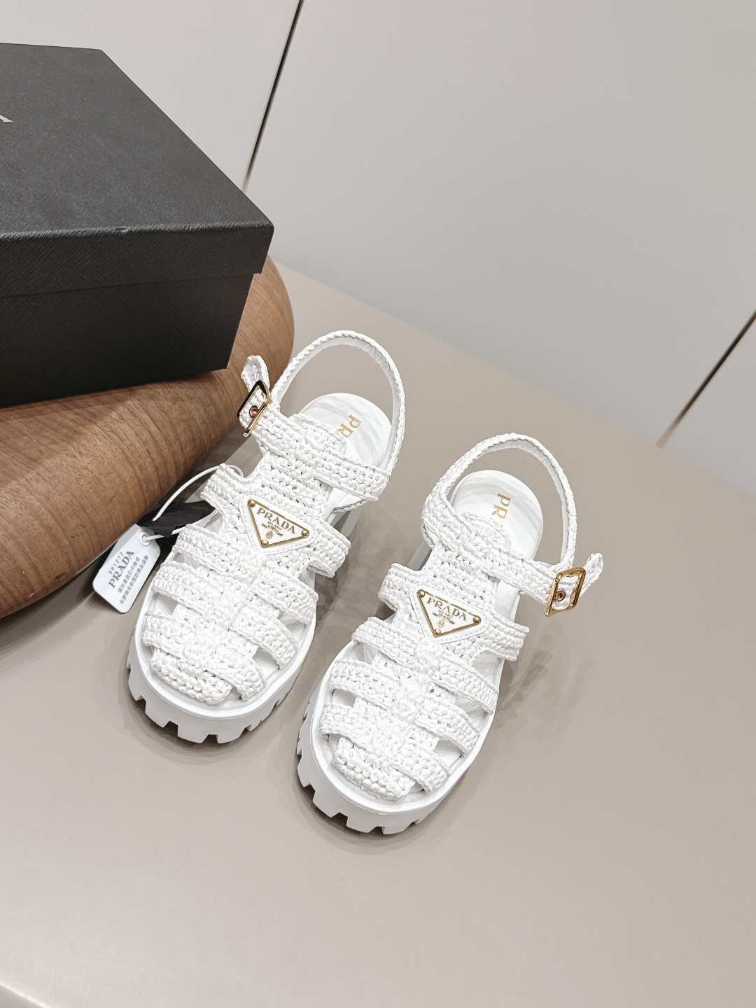 NO:872495,: 'Exclusive top version' PRAD-A Pra*da 2026 vs new casual sandals series... [Round toe braided casual sandals] Original 1:1 customization, this year's most fashionable British-style retro casual shoes with color matching straps, many Internet celebrities wear them, this shoe, cowhide color matching, injection letter luogo craftsmanship, very popular this year, can be worn for both leisure and sports... Fabric: Original custom woven Lining: Original custom sheepskin Foot pads: Original custom sheepskin Outsole:  Original molded TPU molded sole Size: 35-39 (40.41. Customization is non-refundable) Packaging: Original full set of packaging Color: Official website updated simultaneously, high heels and sandals, prada, prada, sandals, high heels, cowhide, sheepskin19860909: 《独家顶级版本》  PRAD-A普拉*达2026vs新款休闲凉鞋系列……【圆头编织休闲凉鞋】 原版1:1定制,今年最潮的拼色绑带英伦风复古休闲鞋,众多网红上脚,这款鞋,牛皮拼色,注塑字母luogo工艺,今年非常爆,穿上休闲运动两不失误…… 面料: 原版定制编织 内里: 原版定制羊皮 垫脚: 原版定制羊皮 大底: 原版开模TPU成型底 码数: 35-39（40.41.定制不退换） 包装:原版全套包装 颜色:官网同步更新,高跟鞋凉鞋,prada,prada,sandals,high heels,cowhide,sheepskin,Women's Shoes