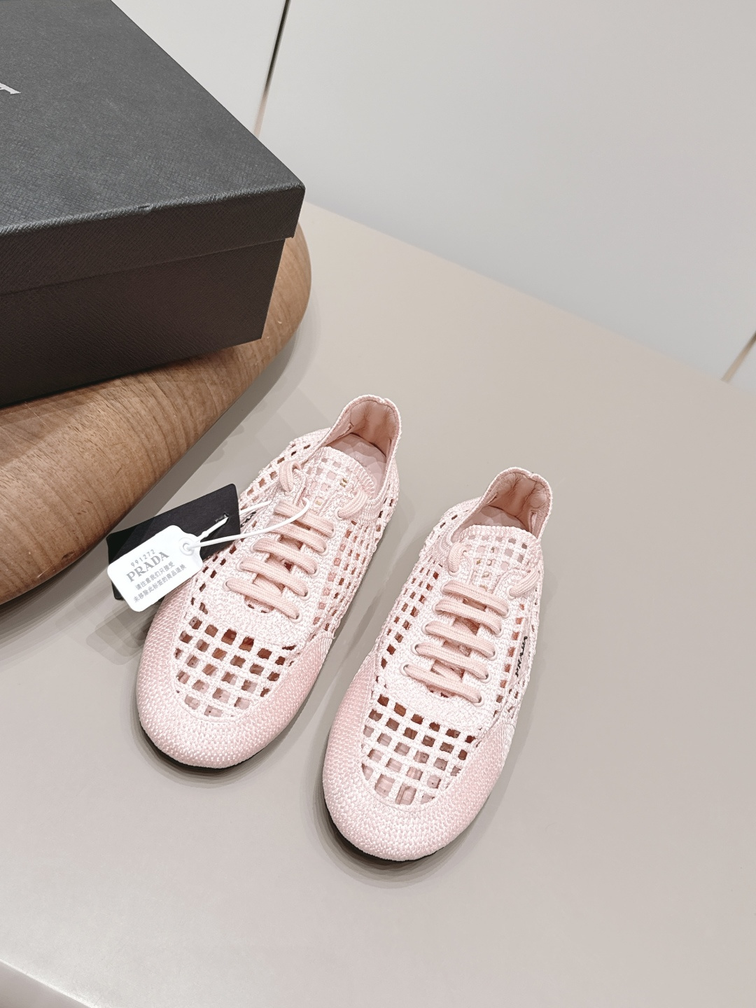 NO:872505,: 'Exclusive top version' PRAD-A Pra*da 2026 vs new casual shoe series... [Hollow knitted flat casual shoes] Original 1:1 customization, this year's most fashionable British-style retro casual shoes with color matching straps, worn by many Internet celebrities, this shoe, cowhide color matching, injection molded letter luogo technology, very popular this year, can be worn for both leisure and sports... Fabric: Original custom hollow knitting Lining: Original custom sheepskin Foot: Original custom sheepskin  Outsole: Original open-mold TPU molded sole Size: 35-39 (40.41. Customization is not returnable) Packaging: Original full set of packaging Color: Official website updated simultaneously, single shoes, prada, prada, cowhide, sheepskin19860909: 《独家顶级版本》  PRAD-A普拉*达2026vs新款休闲鞋系列……【缕空针织平底休闲鞋】 原版1:1定制,今年最潮的拼色绑带英伦风复古休闲鞋,众多网红上脚,这款鞋,牛皮拼色,注塑字母luogo工艺,今年非常爆,穿上休闲运动两不失误…… 面料: 原版定制缕空针织 内里: 原版定制羊皮 垫脚: 原版定制羊皮 大底: 原版开模TPU成型底 码数: 35-39（40.41.定制不退换） 包装:原版全套包装 颜色:官网同步更新,单鞋,prada,prada,cowhide,sheepskin,Women's Shoes