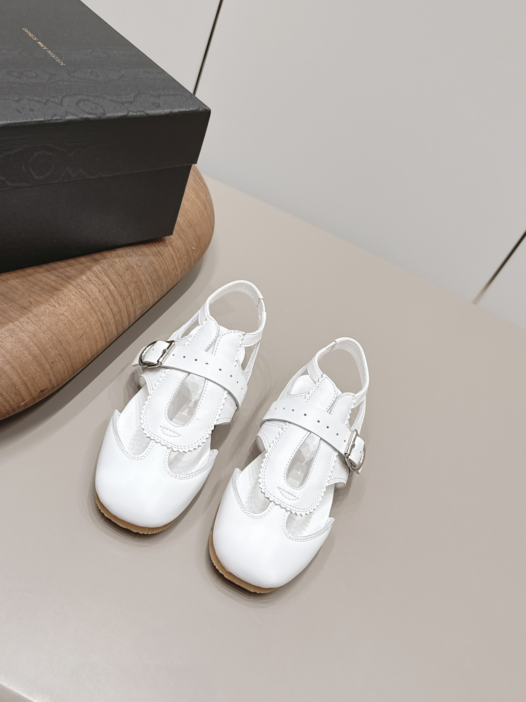 NO:872498,: 'Exclusive top version' Dries Van Noten niche 2026 vs spring and summer latest casual series... [Retro empty casual shoes] DVN sneakers. Designers transform, distort and subvert classic elements to create practical and design-friendly sports shoes. The new season's suede sneakers are inspired by the marathon competitive sports of the 1970s. The shoe shape is based on marathon sneakers, with vibrant colors of green, red, orange, etc.  DVN's representative colors, practicality and fashion are perfectly balanced. Exquisite packaging at the delivery counter. Original custom-made cowhide for fabric. Original custom-made sheepskin for lining. Original custom-made sheepskin for feet. Original open-molded non-slip rubber outsole. Size 35-39 (40. Customization is non-returnable). Original full set of packaging. Colors are updated simultaneously on the official website, sandals, sandals, sneakers, cowhide, sheepskin, chamois leather.19860909: 《独家顶级版本》 Dries Van Noten小众2026vs春夏最新休闲系列……【复古后空休闲鞋】 DVN运动鞋 设计师通过改造、扭曲和颠覆经典元素,打造出实用而富有设计感实穿的运动鞋履.新一季的麂皮运动鞋,灵感来源于70年代的马拉松竞技运动.鞋型以马拉松运动鞋为设计原型,搭配极具生命力色彩的绿色、红色、橙色等 DVN代表性的色彩,实用性与时尚性得到完美的平衡 配送专柜精美包装 面料原版定制牛皮 内里原版定制羊皮 垫脚原版定制羊皮 大底原版开模防滑生胶大底 码数35-39（40.定制不退换） 包装原版全套包装 颜色官网同步更新,凉鞋,sandals,sneakers,cowhide,sheepskin,chamois leather,Women's Shoes