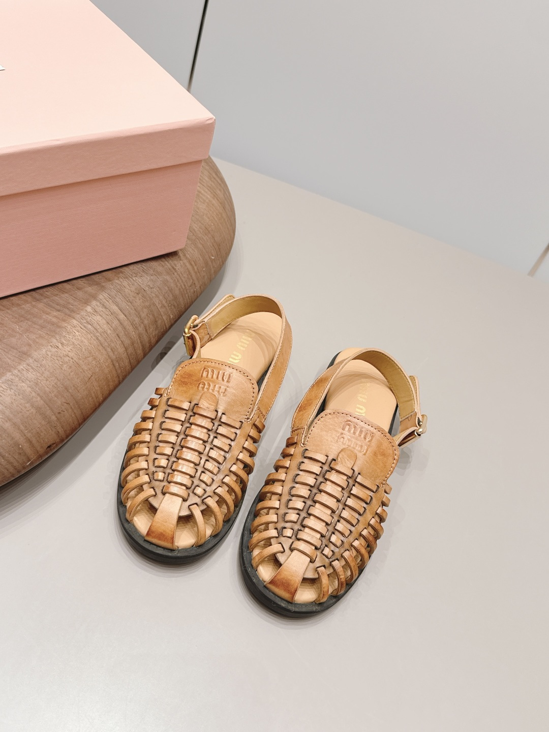 NO:872467,: 'Exclusive top version' MIUMIU 2026 vs spring and summer latest catwalk hot sandal series... [Round-toe Roman braided sandals]  MIUMIU's spring T-stage catwalk show is the same model as 'Dreams Never Sleep'. Miumiu can use it on important occasions. It has a fresh style with a touch of nobility. It is perfect to wear with this shoe. It is elegant and crystal clear, regardless of the material of various accessories.  , all are exclusively customized one to one, and must be zero distance from the original version. The entire series is full of exciting and unexpected combinations of elements, different materials, textures of fabrics, and a strong artistic atmosphere, allowing you to appreciate the ever-changing style of miumiu girls...  Upper: Original customized cowhide/woven craftsmanship Lining: Original customized sheepskin Foot pad: Original customized sheepskin Outsole: Original open-molded TPU molded sole Heel height: 3cm Size: 35-39 (40.41. Customized) Packaging: Original full set of packaging Color: Official website updated simultaneously, sandals, miumiu, sandals, cowhide, sheepskin19860909: 《独家顶级版本》 MIUMIU缪缪2026vs春夏最新走秀爆款凉鞋系列…… 【圆头罗马编织凉鞋】 MIUMIU春季T台走秀网红同款＂造梦不夜城＂,miumiu能在重要场合上用得上了,小清新风带点贵气的感觉,上脚非常完美穿搭配上此鞋,优雅大方,晶莹剔透,无论各种配件材质,都是独家一比一定制,必做到原版零距离,整个系列都充满了令人兴奋和意外的元素结合,不同的材质,肌理的面料的表现,具有极浓的艺术气息,让你领略miumiu女孩的百变风格…… 鞋面: 原版定制牛皮/编织工艺 内里: 原版定制羊皮 垫脚: 原版定制羊皮 大底: 原版开模TPU成型底 跟高: 3cm 码数: 35-39（40.41.定制) 包装:原版全套包装 颜色:官网同步更新,凉鞋,miumiu,sandals,cowhide,sheepskin,Women's Shoes