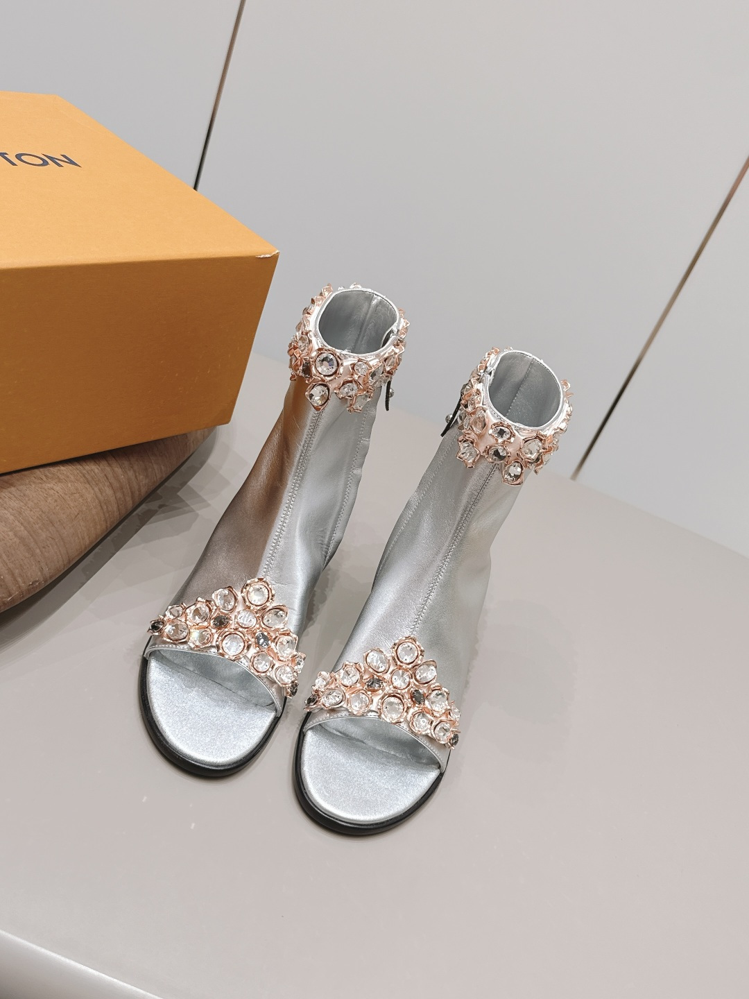 NO:872572,: 'Exclusive top version' LV donkey brand 2026 vs spring and summer Paris purchasing latest popular fashion sandals series... [Round-toe open-toe sandals] Original buckle molding Comes with original logo Super dazzling At first glance, it looks high-end and classy, making you stand out - MATERIAL Material - Fabric: Original custom cowhide/rhinestone craftsmanship Lining: Original custom sheepskin Foot: Original custom sheepskin Outsole:  Original customized genuine leather outsole Heel height: 5cm Packaging: Original full set of packaging Number of yards: 35-39 (40.41. Customization is not returnable) Color: Official website updated simultaneously, boots, louis vuitton, sandals, boots, cowhide, sheepskin, Leather soles19860909: 《独家顶级版本》 LV驴牌2026vs春夏夏巴黎代购最新爆款时装凉鞋系列……【圆头露趾凉靴】 原版扣开模 附带原版logo 超级炫美 一眼看上去就高端大气上档次,让你齁的柱所以主场 - MATERIAL 材质 - 面料: 原版定制牛皮/水钻工艺 内里: 原版定制羊皮 垫脚: 原版定制羊皮 大底: 原版定制真皮大底 跟高: 5cm 包装: 原版全套包装 码数: 35-39（40.41.定制不退换） 颜色:官网同步更新,靴子,louis vuitton,sandals,boots,cowhide,sheepskin,Leather soles,Women's Shoes