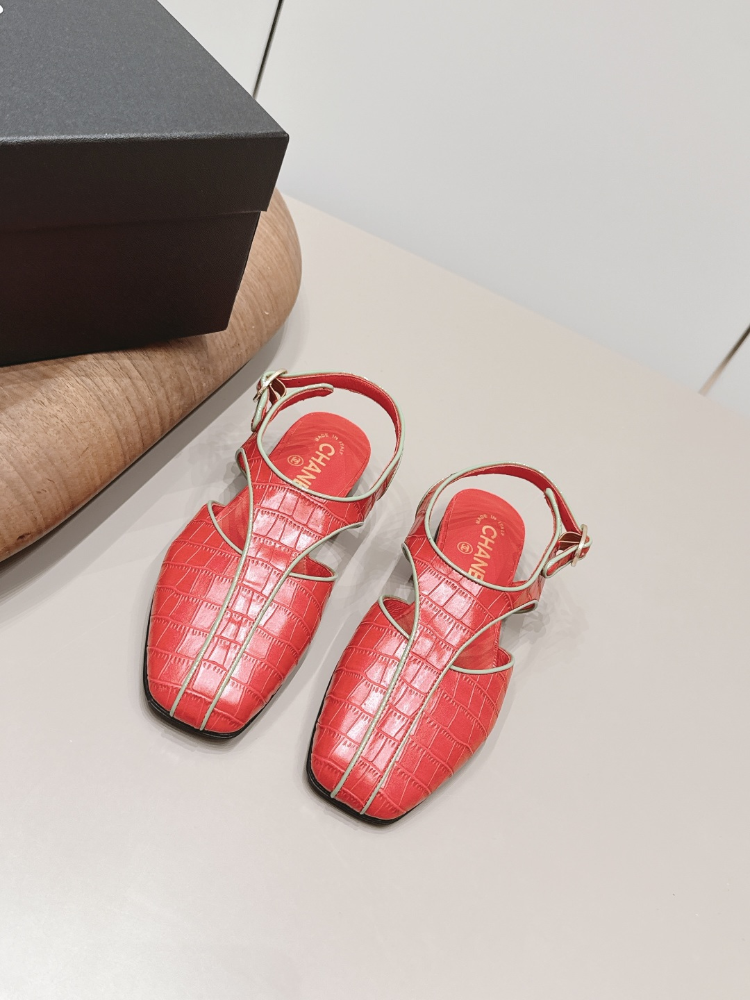 NO:872454,: 'Exclusive top version' CHANE* Xiaoxiang 26vs the latest fashion shoe series in the spring and summer counters... [Square-toe color-blocked back empty shoes] Ms. Chanel loves simple and irresistible styles. The combination shows a unique dressing style, free mix and match to shine in place, and follow the fashionable pace of Grandma Xiang!  !  !  The top-notch craftsmanship and texture are perfectly presented. No matter any details, you can compare them with the counters. You can enter and exit the counters at will with the best quality products!  !  Fabric: Original customized cowhide Lining: Original customized sheepskin Foot pads: Original customized sheepskin Outsole: Original customized leather sole Heel height: 1.0cm Size: 35-39 (40.41. Customization is non-refundable) Packaging: Original full set of packaging Color: Official website updated simultaneously, sandals, chanel, chanel, sandals, cowhide, sheepskin19860909: 《独家顶级版本》 CHANE*小香26vs春夏专柜最新时装单鞋系列……【方头拼色后空单鞋】 香奈儿女士钟爱简约又难以抗拒系 搭配展现与众不同的穿搭风格、自由混搭闪耀到位跟紧香奶奶时尚步伐！！！ 顶级工艺质感完美呈现,无论任何细节均可对比专柜,最好级别的顶级货,随意进出专柜！！ 面料: 原版定制牛皮 内里: 原版定制羊皮 垫脚: 原版定制羊皮 大底: 原版定制真皮底 跟高: 1.0cm 码数: 35-39（40.41.定制不退换） 包装: 原版全套包装 颜色:官网同步更新,凉鞋,chanel,chanel,sandals,cowhide,sheepskin,Women's Shoes