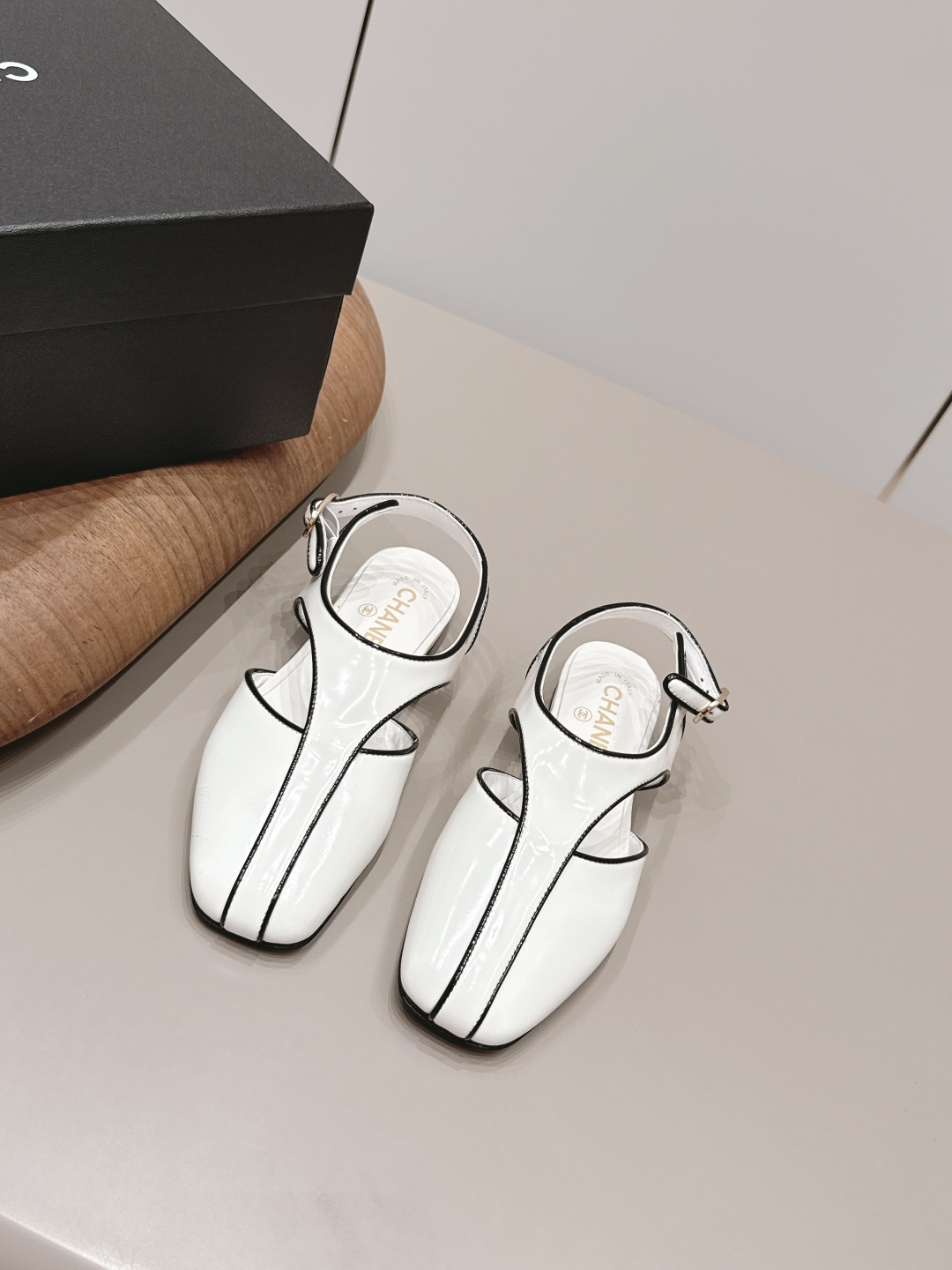 NO:872461,: 'Exclusive top version' CHANE* Xiaoxiang 26vs the latest fashion shoe series in the spring and summer counters... [Square-toe color-blocked back empty shoes] Ms. Chanel loves simple and irresistible styles. The combination shows a unique dressing style, free mix and match to shine in place, and follow the fashionable pace of Grandma Xiang!  !  !  The top-notch craftsmanship and texture are perfectly presented. No matter any details, you can compare them with the counters. You can enter and exit the counters at will with the best quality products!  !  Fabric: Original customized patent leather Lining: Original customized sheepskin Foot pads: Original customized sheepskin Outsole: Original customized leather sole Heel height: 1.0cm Size: 35-39 (40.41. Customization is non-returnable) Packaging: Original full set of packaging Color: Official website updated simultaneously, sandals, chanel, chanel, sandals, sheepskin19860909: 《独家顶级版本》 CHANE*小香26vs春夏专柜最新时装单鞋系列……【方头拼色后空单鞋】 香奈儿女士钟爱简约又难以抗拒系 搭配展现与众不同的穿搭风格、自由混搭闪耀到位跟紧香奶奶时尚步伐！！！ 顶级工艺质感完美呈现,无论任何细节均可对比专柜,最好级别的顶级货,随意进出专柜！！ 面料: 原版定制漆皮 内里: 原版定制羊皮 垫脚: 原版定制羊皮 大底: 原版定制真皮底 跟高: 1.0cm 码数: 35-39（40.41.定制不退换） 包装: 原版全套包装 颜色:官网同步更新,凉鞋,chanel,chanel,sandals,sheepskin,Women's Shoes