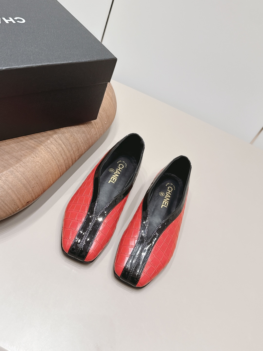 NO:872447,: 'Exclusive top version' CHANE* Xiaoxiang 26vs the latest fashion shoe series in the spring and summer counters... [Square-toe color-blocked flat shoes] Ms. Chanel loves simple and irresistible styles. The combination shows a unique dressing style, free mix and match to shine in place and follow the fashionable pace of Grandma Xiang!  !  !  The top-notch craftsmanship and texture are perfectly presented. No matter any details, you can compare them with the counters. You can enter and exit the counters at will with the best quality products!  !  Fabric: Original customized cowhide Lining: Original customized sheepskin Foot pads: Original customized sheepskin Outsole: Original customized leather sole Heel height: 1.0cm Size: 35-39 (40.41. Customization is non-refundable) Packaging: Original full set of packaging Color: Official website updated simultaneously, sandals, chanel, chanel, sandals, cowhide, sheepskin19860909: 《独家顶级版本》 CHANE*小香26vs春夏专柜最新时装单鞋系列……【方头拼色平底单鞋】 香奈儿女士钟爱简约又难以抗拒系 搭配展现与众不同的穿搭风格、自由混搭闪耀到位跟紧香奶奶时尚步伐！！！ 顶级工艺质感完美呈现,无论任何细节均可对比专柜,最好级别的顶级货,随意进出专柜！！ 面料: 原版定制牛皮 内里: 原版定制羊皮 垫脚: 原版定制羊皮 大底: 原版定制真皮底 跟高: 1.0cm 码数: 35-39（40.41.定制不退换） 包装: 原版全套包装 颜色:官网同步更新,凉鞋,chanel,chanel,sandals,cowhide,sheepskin,Women's Shoes