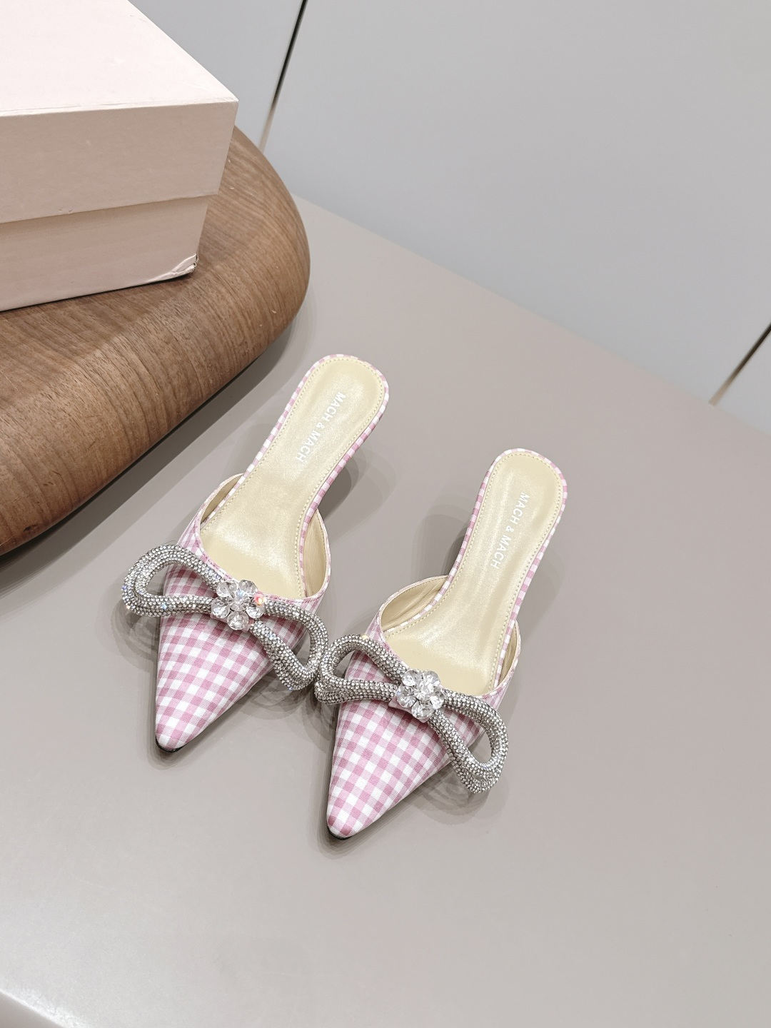 NO:872493,'Exclusive top version' Niche brand Mach&Mach 2026 vs new shoe series... [Pointed toe rhinestone half slippers] Beautiful and cute, pearl bow and winding design make you stand out in the crowd. Paired with any blingbling fairy skirt, it will be the focus, and you will be a Disney princess on the run when you wear it ~ Original custom plaid fabric bow hot-drilling process Original custom sheepskin lining Original custom sheepskin outsole: Original custom leather sole  Heel height 6.5cm, size 35-39 (40.41. Customized, non-refundable), original full set of packaging, colors updated simultaneously on the official website, high heels, slippers, high heels, slippers, skirts, sheepskin19860909《独家顶级版本》 小众品牌Mach&Mach2026vs新款单鞋系列……【尖头水钻半拖单鞋】 又美又嗲、珍珠蝴蝶结加缠绕式设计让你在人群中一眼出挑 搭配任何一件blingbling的仙女裙都是焦点,穿上它就是迪士尼在逃公主～ 面料原版定制格子布蝴蝶结烫钻工艺 内里原版定制羊皮 垫脚原版定制羊皮 大底: 原版定制真皮底 跟高6.5cm 码数35-39（40.41.定制不退换） 包装原版全套包装 颜色官网同步更新,高跟鞋拖鞋,high heels,slippers,skirts,sheepskin,Women's Shoes