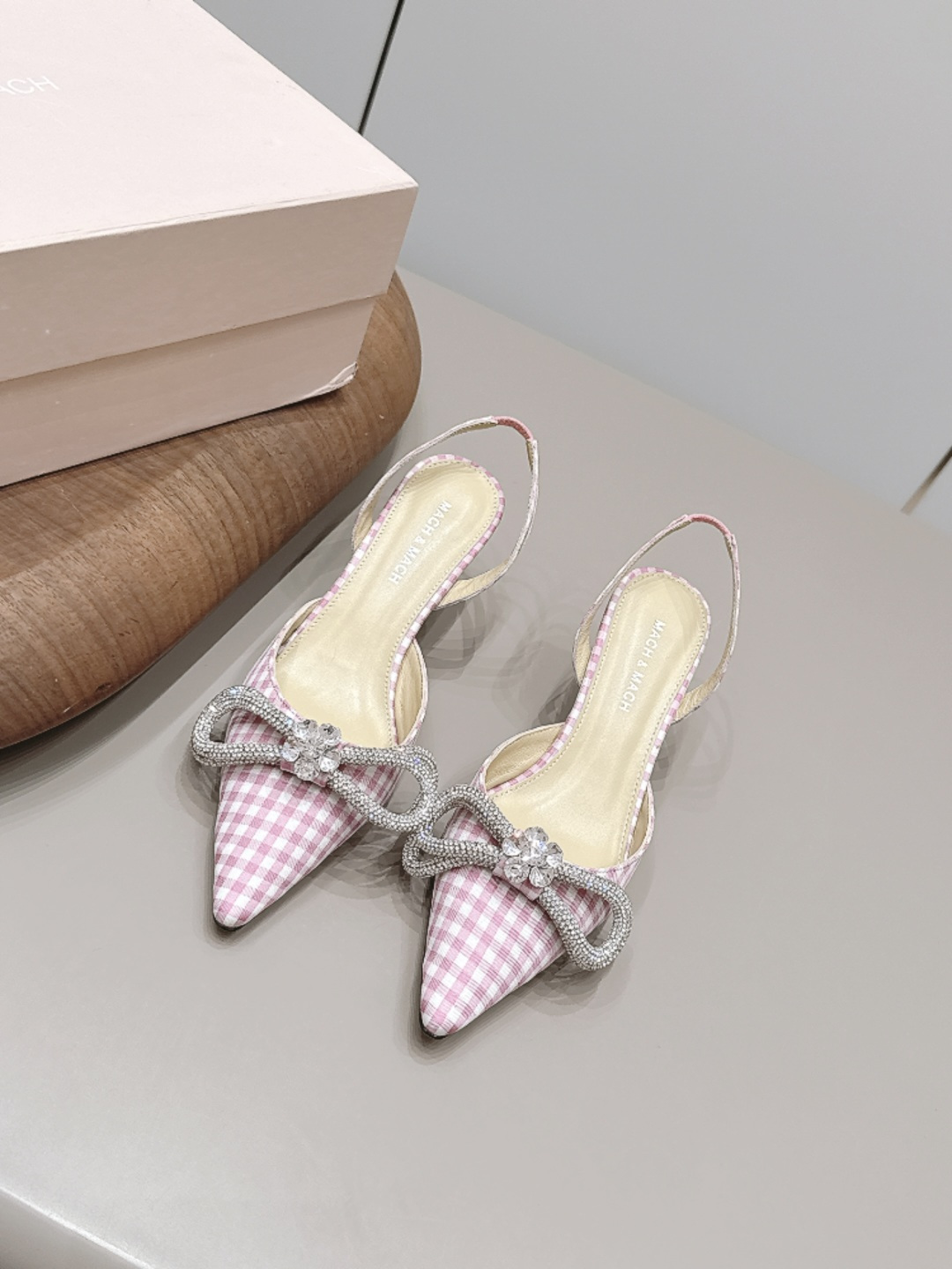 NO:872487,'Exclusive Top Version' Niche brand Mach&Mach 2026 vs new shoe series... [Pointed toe rhinestone back empty shoes] Beautiful and cute, pearl bow and winding design make you stand out in the crowd. Paired with any blingbling fairy skirt, it will be the focus, and you will be a Disney princess on the run when you wear it~ Original custom-made plaid fabric bow hot-drilling process Original custom-made sheepskin lining Feet original custom-made sheepskin Outsole: Original custom-made leather sole  Heel height 6.5cm, size 35-39 (40.41. Customized, non-refundable), original full set of packaging, colors updated simultaneously on the official website, high heels, slippers, high heels, slippers, skirts, sheepskin19860909《独家顶级版本》 小众品牌Mach&Mach2026vs新款单鞋系列……【尖头水钻后空单鞋】 又美又嗲、珍珠蝴蝶结加缠绕式设计让你在人群中一眼出挑 搭配任何一件blingbling的仙女裙都是焦点,穿上它就是迪士尼在逃公主～ 面料原版定制格子布蝴蝶结烫钻工艺 内里原版定制羊皮 垫脚原版定制羊皮 大底: 原版定制真皮底 跟高6.5cm 码数35-39（40.41.定制不退换） 包装原版全套包装 颜色官网同步更新,高跟鞋拖鞋,high heels,slippers,skirts,sheepskin,Women's Shoes