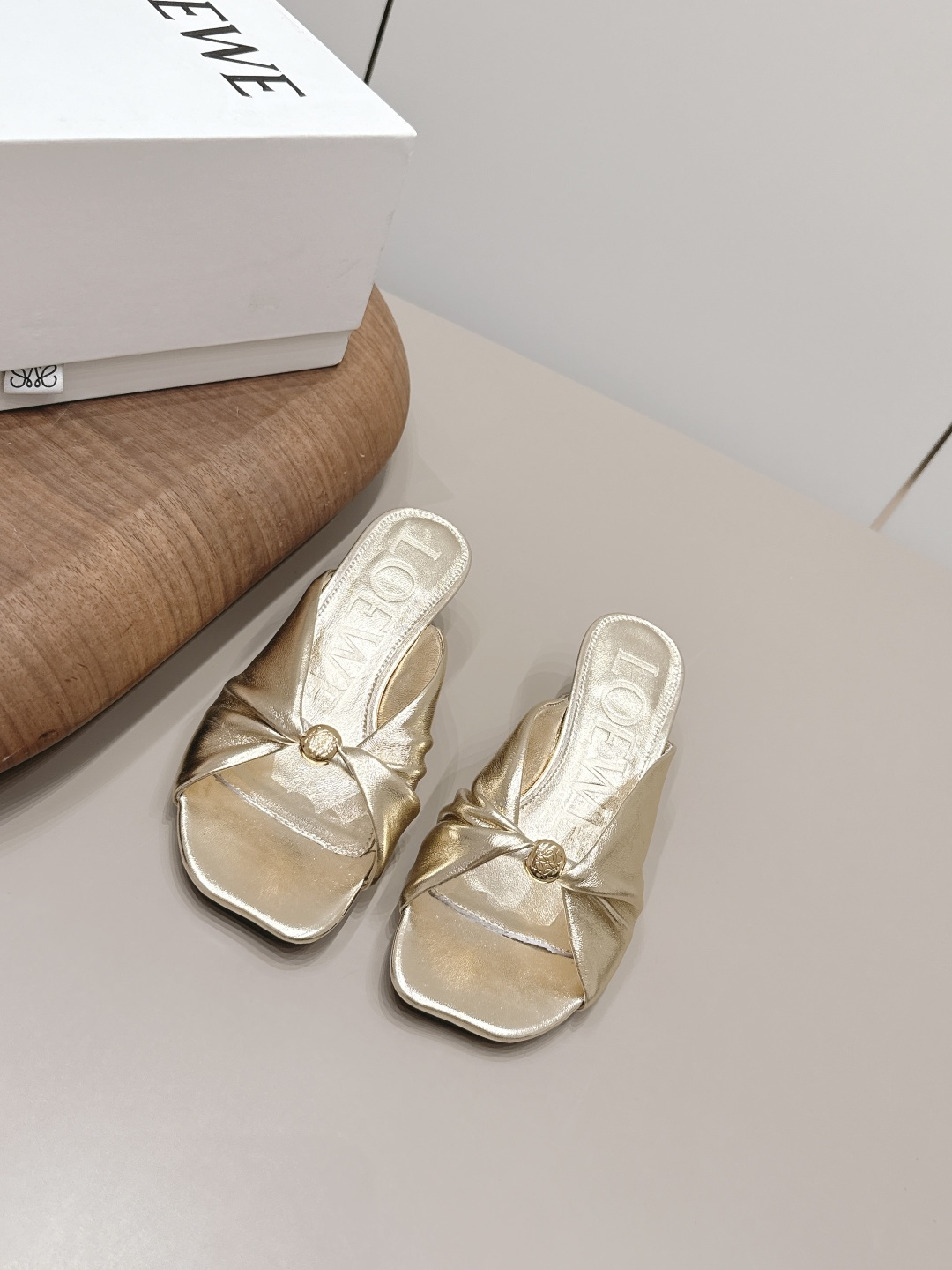 NO:872470,'Exclusive top version' LOEW*Luo*Yiwei 26vs the latest popular spring and summer series...[Square and round toe pleated sandals] 26 years of top Italian designers, the latest element heel design, good to see the fairy cry, Valentine's Day limited edition, the shoelaces are fully oiled and the detailed design is very interesting. At the same time, the overall shoe shape in the front is a very classic simple thin strap style, the collision of seriousness and humor, very dramatic ~ the ultimate interpretation of surrealism  Full of surprising and innovative camp aesthetics, full of fun. Fabrics original custom sheepskin/pleated craftsmanship original custom sheepskin lining original custom sheepskin feet original molded wear-resistant outsole sole thickness 5.5cm size 35-39 (40.41. Customized non-refundable) original full set of packaging color: official website synchronization update, high heels and slippers, loewe, high heels, slippers, sheepskin19860909《独家顶级版本》 LOEW*罗*意威26vs 春夏最新爆款系列…【方圆头褶皱凉拖】  26年意大利顶级设计师,最新元素鞋跟设 计,好看到仙女落泪,情人节限定款,鞋 带全油边细节设计极具趣味性,同时前面 整体鞋型又是很经典的简约细带款,严肃 与幽默的碰撞,很有戏剧感～超现实主义 的极致演绎 饱含出奇新意的坎普美学 妙 趣横生. 面料原版定制羊皮/褶皱工艺 内里原版定制羊皮 垫脚原版定制羊皮 大底原版开模耐磨底 底厚5.5cm 码数35-39（40.41.定制不退换） 包装原版全套包装 颜色:官网同步 更新,高跟鞋拖鞋,loewe,high heels,slippers,sheepskin,Women's Shoes