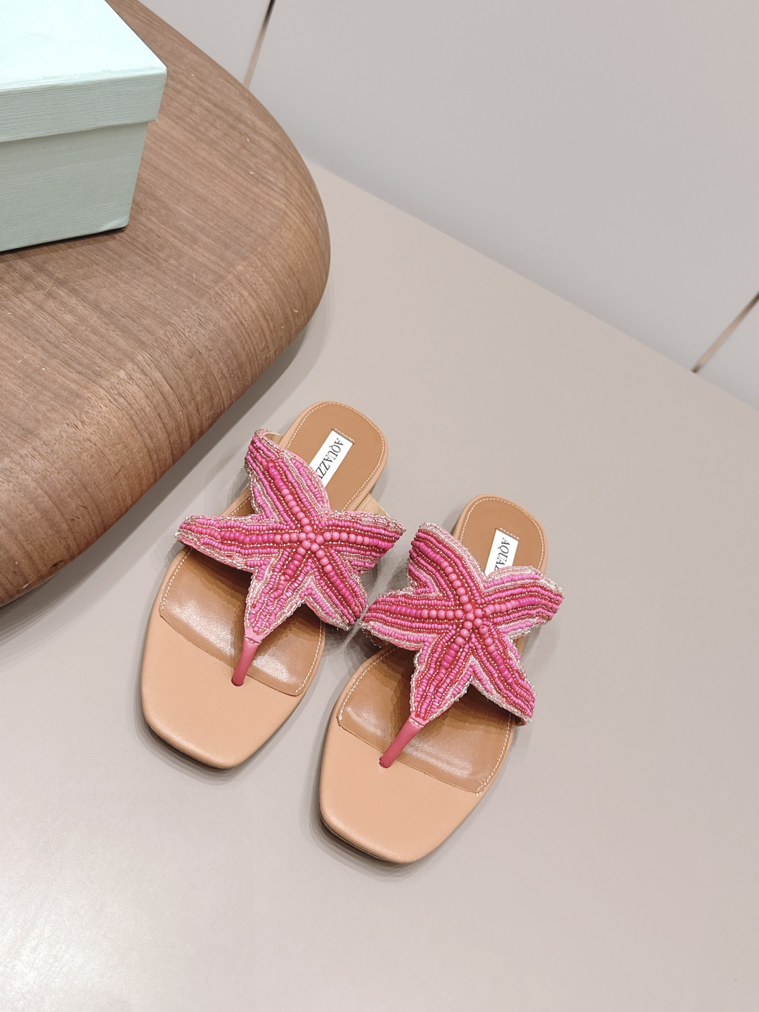 NO:872373,'Exclusive top version' AQUAZZURA niche trendy brand ~ 26vs the latest hot-selling shoe series for spring and summer... [Thong-toe five-pointed star stitched bead sandals] are really beautiful!  A new niche brand, every color is beautiful, every pair is handmade, the upper is full of flowers, and has the beauty of blooming flowers. Every color has a unique outfit, and every style is exclusive to everyone!  Beauty is different, that's how the world should be!  It’s super comfortable on your feet!  !  The fit is also very friendly!  Original custom-made sheepskin/beaded craftsmanship for the upper, original custom-made sheepskin lining, original custom-made leather outsole, heel height 1.0cm, size 35-39 (customized at 34.40.41.42.43), colors updated simultaneously on the official website, split-toe shoes, sheepskin, Leather soles19860909《独家顶级版本》 AQUAZZURA小众潮牌～26vs春夏最新爆款单鞋系列…【夹趾五角星缝珠凉拖】 真的的美死了！新款小众品牌,每一个颜色都很好看 每一双都是手工制作,鞋面繁花,有繁花似锦的美意 每一个颜色都有独特的穿搭,搭配出的每种风格,都是每个人的专属！ 美丽各有不同,世界本该如此！上脚超级舒适的哦！！版型也很友好！ 鞋面原版定制羊皮/缝珠工艺 内里原版定制羊皮 大底原版定制真皮大底 跟高1.0cm 码数35-39（34.40.41.42.43定制） 颜色官网同步更新,分趾鞋,sheepskin,Leather soles,Women's Shoes