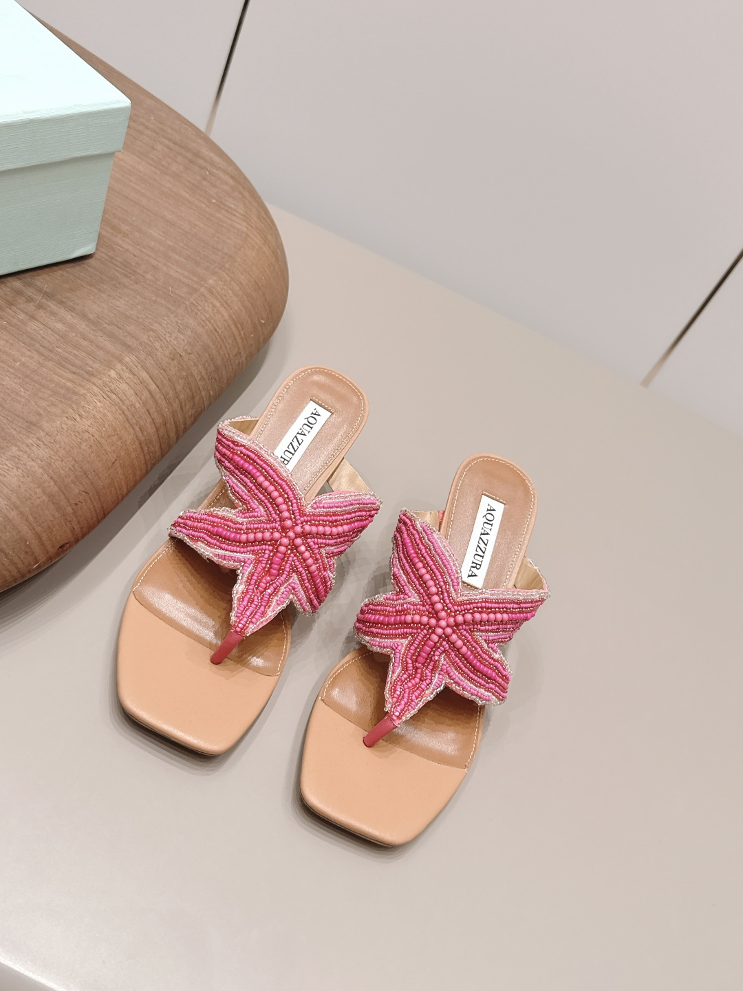 NO:872364,'Exclusive top version' AQUAZZURA niche trendy brand ~ 26vs the latest hot-selling shoe series for spring and summer... [Thong-toe five-pointed star stitched bead sandals] are really beautiful!  A new niche brand, every color is beautiful, every pair is handmade, the upper is full of flowers, and has the beauty of blooming flowers. Every color has a unique outfit, and every style is exclusive to everyone!  Beauty is different, that's how the world should be!  It’s super comfortable on your feet!  !  The fit is also very friendly!  Original custom-made sheepskin/beaded craftsmanship for uppers Original custom-made sheepskin lining Original custom-made leather outsole Heel height 7.5cm Size 35-39 (customized at 34.40.41.42.43) Color official website updated simultaneously, split-toe shoes, sheepskin, Leather soles19860909《独家顶级版本》 AQUAZZURA小众潮牌～26vs春夏最新爆款单鞋系列…【夹趾五角星缝珠凉拖】 真的的美死了！新款小众品牌,每一个颜色都很好看 每一双都是手工制作,鞋面繁花,有繁花似锦的美意 每一个颜色都有独特的穿搭,搭配出的每种风格,都是每个人的专属！ 美丽各有不同,世界本该如此！上脚超级舒适的哦！！版型也很友好！ 鞋面原版定制羊皮/缝珠工艺 内里原版定制羊皮 大底原版定制真皮大底 跟高7.5cm 码数35-39（34.40.41.42.43定制） 颜色官网同步更新,分趾鞋,sheepskin,Leather soles,Women's Shoes