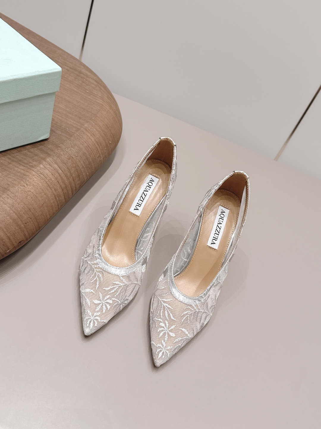 NO:872422,'Exclusive top version' AQUAZZURA niche trendy brand ~ 26vs spring and summer's latest popular shoe series... [Pointed mesh high-heeled shoes] are really beautiful!  A new niche brand, every color is beautiful, every pair is handmade, the upper is full of flowers, and has the beauty of blooming flowers. Every color has a unique outfit, and every style is exclusive to everyone!  Beauty is different, that's how the world should be!  It’s super comfortable on your feet!  !  The fit is also very friendly!  Original custom mesh/electric embroidery process for the upper, original custom sheepskin lining, original custom leather outsole, heel height 9cm, size 35-39 (customized at 34.40.41.42.43), colors updated simultaneously on the official website, high heels, single shoes, high heels, sheepskin, Leather soles19860909《独家顶级版本》 AQUAZZURA小众潮牌～26vs春夏最新爆款单鞋系列…【尖头网纱高跟单鞋】 真的的美死了！新款小众品牌,每一个颜色都很好看 每一双都是手工制作,鞋面繁花,有繁花似锦的美意 每一个颜色都有独特的穿搭,搭配出的每种风格,都是每个人的专属！ 美丽各有不同,世界本该如此！上脚超级舒适的哦！！版型也很友好！ 鞋面原版定制网纱/电绣工艺 内里原版定制羊皮 大底原版定制真皮大底 跟高9cm 码数35-39（34.40.41.42.43定制） 颜色官网同步更新,高跟鞋单鞋,high heels,sheepskin,Leather soles,Women's Shoes