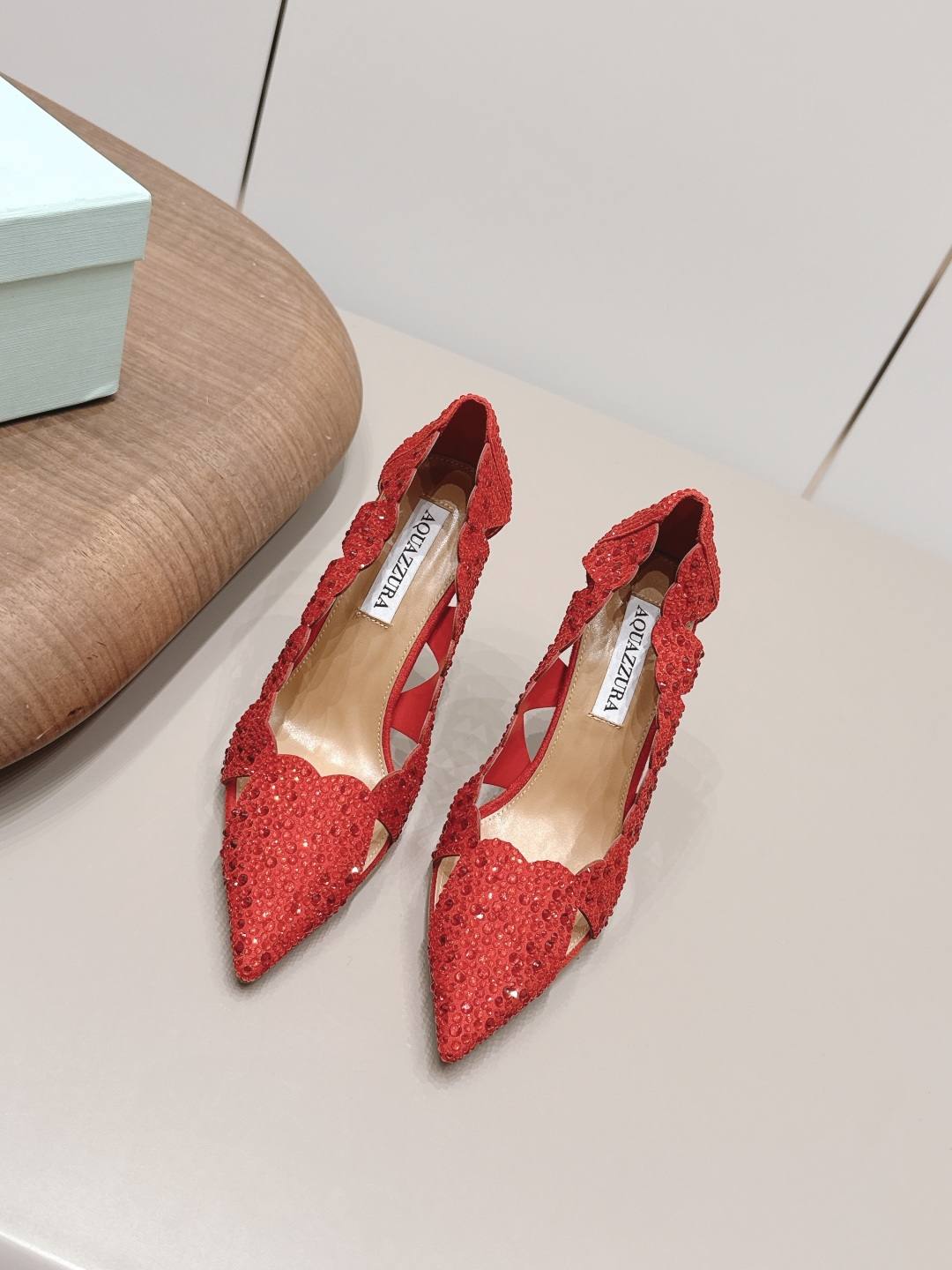 NO:872413,'Exclusive top version' AQUAZZURA niche fashion brand ~ 26vs spring and summer's latest popular shoe series... [pointed toe high-heeled shoes with hot diamonds] are really beautiful!  A new niche brand, every color is beautiful, every pair is handmade, the upper is full of flowers, and has the beauty of blooming flowers. Every color has a unique outfit, and every style is exclusive to everyone!  Beauty is different, that's how the world should be!  It’s super comfortable on your feet!  !  The fit is also very friendly!  Original customized cashmere/hot diamond process for the upper, original customized sheepskin lining, original customized leather outsole, heel height 9cm, size 35-39 (customized at 34.40.41.42.43), color updated simultaneously on the official website, high heels, single shoes, high heels, sheepskin, Leather soles19860909《独家顶级版本》 AQUAZZURA小众潮牌～26vs春夏最新爆款单鞋系列…【尖头烫钻高跟单鞋】 真的的美死了！新款小众品牌,每一个颜色都很好看 每一双都是手工制作,鞋面繁花,有繁花似锦的美意 每一个颜色都有独特的穿搭,搭配出的每种风格,都是每个人的专属！ 美丽各有不同,世界本该如此！上脚超级舒适的哦！！版型也很友好！ 鞋面原版定制羊绒/烫钻工艺 内里原版定制羊皮 大底原版定制真皮大底 跟高9cm 码数35-39（34.40.41.42.43定制） 颜色官网同步更新,高跟鞋单鞋,high heels,sheepskin,Leather soles,Women's Shoes