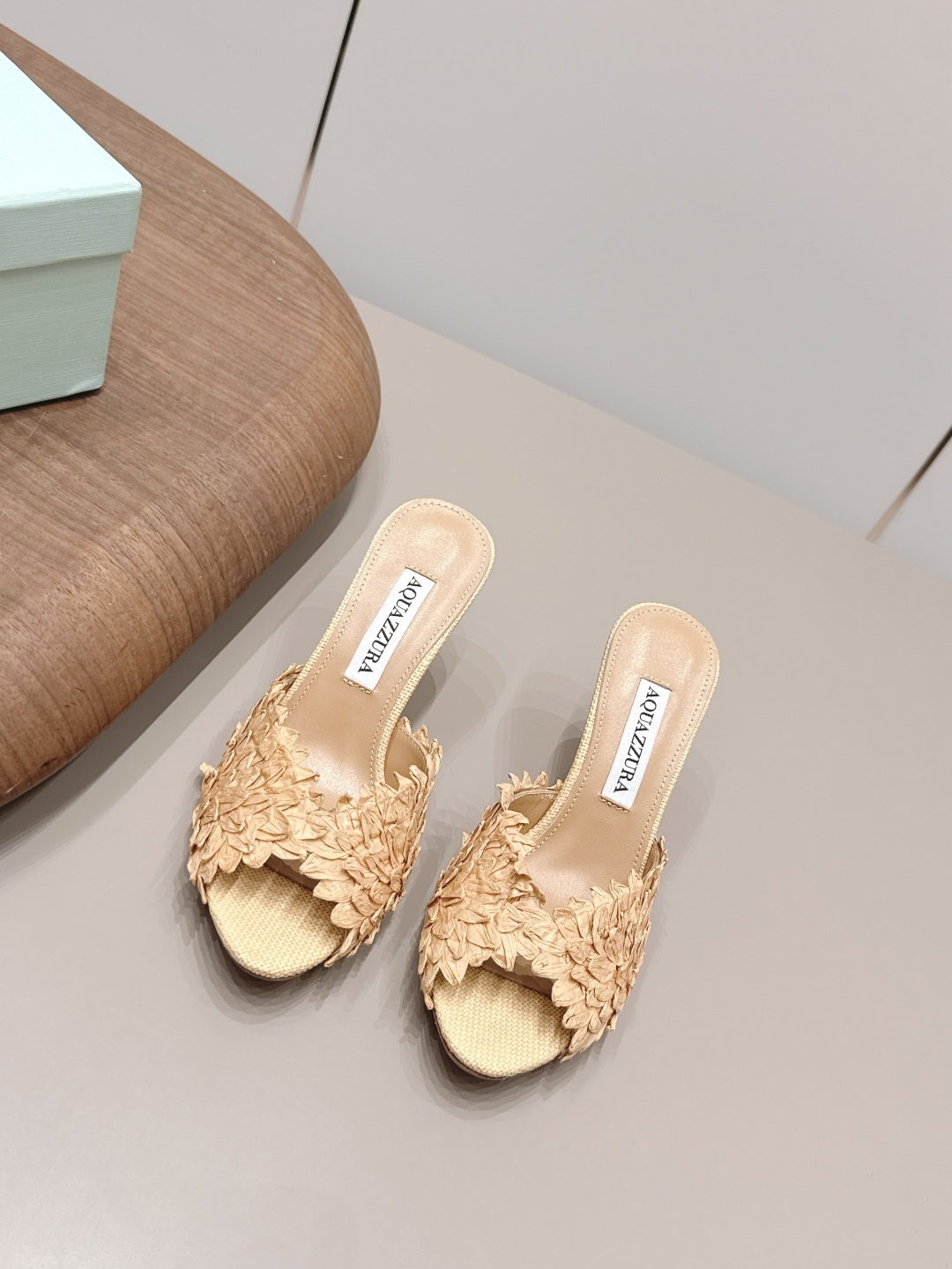 NO:872402,'Exclusive Top Version' AQUAZZURA niche trendy brand ~ 26vs spring and summer's latest popular shoe series... [Round-toe braided high-heeled sandals] are really beautiful!  A new niche brand, every color is beautiful, every pair is handmade, the upper is full of flowers, and has the beauty of blooming flowers. Every color has a unique outfit, and every style is exclusive to everyone!  Beauty is different, that's how the world should be!  It’s super comfortable on your feet!  !  The fit is also very friendly!  Original custom-made sheepskin/cotton and linen weaving craftsmanship for the upper, original custom-made sheepskin lining, original custom-made leather outsole, heel height 8.5cm, size 35-39 (customized at 34.40.41.42.43), colors updated simultaneously on the official website, high heels and slippers, high heels, slippers, sheepskin, Leather soles19860909《独家顶级版本》 AQUAZZURA小众潮牌～26vs春夏最新爆款单鞋系列…【圆头编织高跟凉拖】 真的的美死了！新款小众品牌,每一个颜色都很好看 每一双都是手工制作,鞋面繁花,有繁花似锦的美意 每一个颜色都有独特的穿搭,搭配出的每种风格,都是每个人的专属！ 美丽各有不同,世界本该如此！上脚超级舒适的哦！！版型也很友好！ 鞋面原版定制羊皮/棉麻编织工艺 内里原版定制羊皮 大底原版定制真皮大底 跟高8.5cm 码数35-39（34.40.41.42.43定制） 颜色官网同步更新,高跟鞋拖鞋,high heels,slippers,sheepskin,Leather soles,Women's Shoes