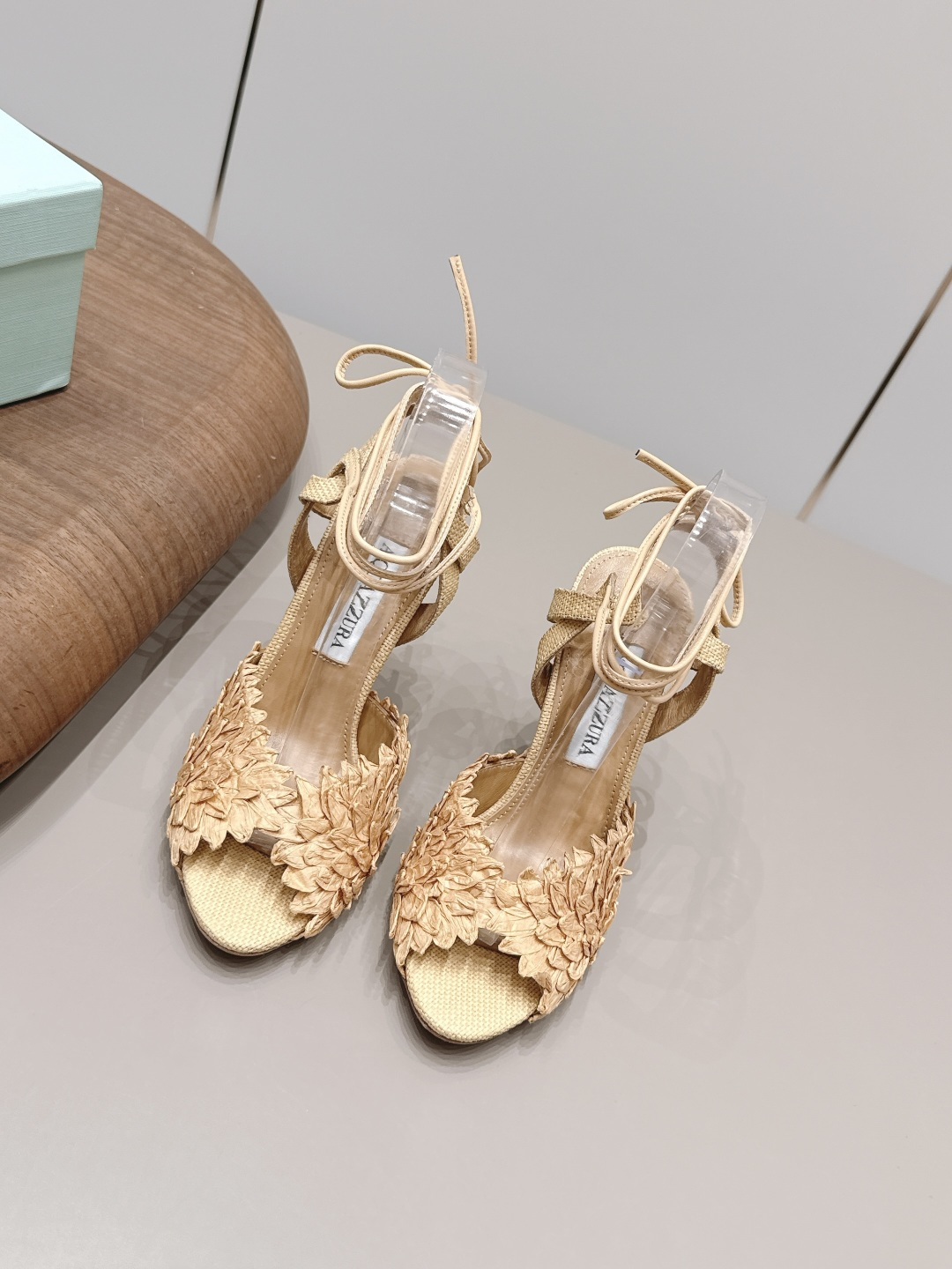 NO:872393,'Exclusive top version' AQUAZZURA niche trendy brand ~ 26vs spring and summer's latest popular shoe series... [round toe braided high-heeled sandals] are really beautiful!  A new niche brand, every color is beautiful, every pair is handmade, the upper is full of flowers, and has the beauty of blooming flowers. Every color has a unique outfit, and every style is exclusive to everyone!  Beauty is different, that's how the world should be!  It’s super comfortable on your feet!  !  The fit is also very friendly!  Original custom-made sheepskin/cotton and linen weaving process for the upper, original custom-made sheepskin lining, original custom-made leather outsole, heel height 10.5cm, size 35-39 (customized at 34.40.41.42.43), colors updated simultaneously on the official website, high heels and slippers, sandals, high heels, slippers, sheepskin, Leather soles19860909《独家顶级版本》 AQUAZZURA小众潮牌～26vs春夏最新爆款单鞋系列…【圆头编织高跟凉鞋】 真的的美死了！新款小众品牌,每一个颜色都很好看 每一双都是手工制作,鞋面繁花,有繁花似锦的美意 每一个颜色都有独特的穿搭,搭配出的每种风格,都是每个人的专属！ 美丽各有不同,世界本该如此！上脚超级舒适的哦！！版型也很友好！ 鞋面原版定制羊皮/棉麻编织工艺 内里原版定制羊皮 大底原版定制真皮大底 跟高10.5cm 码数35-39（34.40.41.42.43定制） 颜色官网同步更新,高跟鞋拖鞋,sandals,high heels,slippers,sheepskin,Leather soles,Women's Shoes