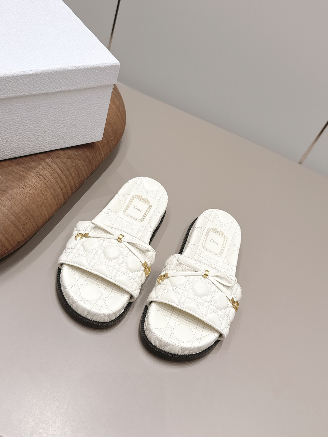 NO:872354,: 'Exclusive top version' Dior 26vs spring and summer hot sandal series... [Round-toe beach thick-soled sandals] Simple and super versatile. Perfect and luxurious on the feet, can be matched with any spring and summer clothes. The foot feels even more comfortable!  The material is a perfect replica of the original. The original disassembly and molding. The fabric is made of original custom sheepskin/electric embroidery. The lining is original custom cowhide. The foot pad is original custom cowhide. The outsole is original custom leather combination bottom. The bottom height is 3cm. The original full set of packaging. The code number is 35-39 (40.41. Customization is non-refundable). Color: official website updated simultaneously, slippers, dior, dior, sandals, slippers, cowhide, sheepskin.19860909: 《独家顶级版本》  Dior 迪奥 26vs春夏爆款凉鞋系列……【圆头沙滩厚底凉拖】 简约超级百搭. 上脚完美奢华可任意搭配春夏服饰. 脚感更是舒适！材质原版完美复刻. 原版拆解开模. 面料原版定制羊皮/电绣工艺 内里原版定制牛皮 垫脚原版定制牛皮 大底原版定制真皮组合底 底高3cm 包装原版全套包装 码数35-39（40.41.定制不退换） 颜色:官网同步更新,拖鞋,dior,dior,sandals,slippers,cowhide,sheepskin,Women's Shoes