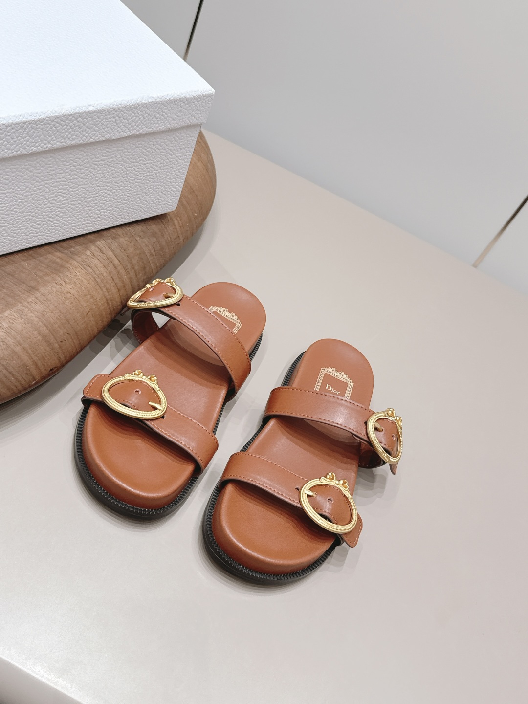 NO:872430,: 'Exclusive top version' Dior 26vs spring and summer hot sandal series... [Round-toe beach thick-soled sandals] Simple and super versatile. Perfect and luxurious on the feet, can be matched with any spring and summer clothes. The foot feels even more comfortable!  The material is a perfect replica of the original. Original disassembly and molding. Fabric original custom cowhide. Lining original custom cowhide. Foot pads original custom cowhide. Outsole original custom leather combination bottom. Bottom height 3cm. Original full package. Packaging. Number of yards: 35-39 (40.41. Customization is non-refundable). Color: official website updated simultaneously, slippers, dior, dior, sandals, slippers, cowhide.19860909: 《独家顶级版本》  Dior 迪奥 26vs春夏爆款凉鞋系列……【圆头沙滩厚底凉拖】 简约超级百搭. 上脚完美奢华可任意搭配春夏服饰. 脚感更是舒适！材质原版完美复刻. 原版拆解开模. 面料原版定制牛皮 内里原版定制牛皮 垫脚原版定制牛皮 大底原版定制真皮组合底 底高3cm 包装原版全套包装 码数35-39（40.41.定制不退换） 颜色:官网同步更新,拖鞋,dior,dior,sandals,slippers,cowhide,Women's Shoes