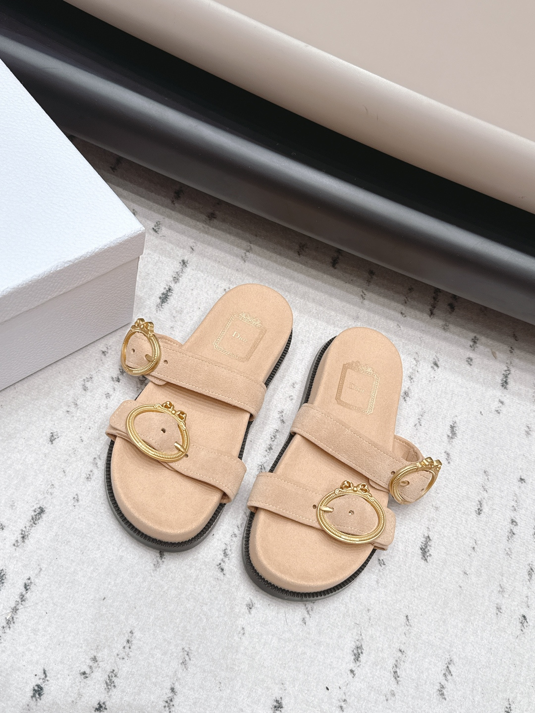 NO:872439,: 'Exclusive top version' Dior 26vs spring and summer hot sandal series... [Round-toe beach thick-soled sandals] Simple and super versatile. Perfect and luxurious on the feet, can be matched with any spring and summer clothes. The foot feels even more comfortable!  The original material is perfectly reproduced. The original disassembly and molding. The fabric is original customized cashmere. The inner lining is original customized cowhide. The foot pad is original customized cowhide. The outsole is original customized leather combination sole. The bottom height is 3cm. The original full set of packaging. The code number is 35-39 (40.41. Customization is non-returnable). Color: official website updated simultaneously, slippers, dior, dior, sandals, slippers, cowhide.19860909: 《独家顶级版本》  Dior 迪奥 26vs春夏爆款凉鞋系列……【圆头沙滩厚底凉拖】 简约超级百搭. 上脚完美奢华可任意搭配春夏服饰. 脚感更是舒适！材质原版完美复刻. 原版拆解开模. 面料原版定制羊绒 内里原版定制牛皮 垫脚原版定制牛皮 大底原版定制真皮组合底 底高3cm 包装原版全套包装 码数35-39（40.41.定制不退换） 颜色:官网同步更新,拖鞋,dior,dior,sandals,slippers,cowhide,Women's Shoes