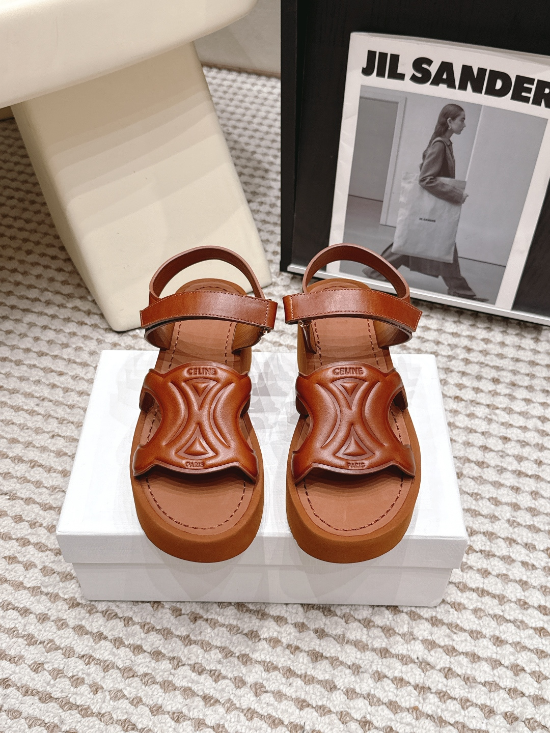 NO:814605,Purchasing agent Celin*26ss spring and summer new Arc de Triomphe thick-soled sandals  The Velcro sandals with their own high-end relaxed feel are the ace of the atmosphere for summer wear. The neat lines and iconic design are self-recognizable, making it easy to achieve a simple and exquisite French style. The matching adaptability is very high, whether it is paired with casual pants, denim shorts or various skirts, it can easily be worn with a casual and fashionable feeling, and can be held in daily commuting, street dating, and short trips.  The foot feels comfortable and unburdened. The Velcro design can be adjusted freely to fit the shape of the foot without abrasion. It will not tire your feet after long-term wear. The comfort is directly stretched. The details of the shoe body are in place, simple and textured, low-key and high-end. The upper is waxed cowhide, the inner sheepskin outsole is original foam outsole, size 35-40 (customized size 40 is not returnable)  Heel height 6cm, sandals, celine, sandals, skirts, shorts, cowhide, sheepskin19860909代购级 Celin*26ss春夏新款凯旋门厚底凉鞋 自带高级松弛感的魔术贴凉鞋,是夏日穿搭的氛围感王牌.利落的线条搭配标志性设计,自带辨识度,轻松拿捏简约又精致的法式格调.搭配上适配度超高,不管是搭配休闲裤、牛仔短裤还是各种裙装,都能轻松穿出随性又时髦的感觉,日常通勤、出街约会、短途出游都能hold住. 脚感舒适无负担,魔术贴设计可自由调节松紧,贴合脚型不磨脚,久穿也不会累脚,舒适感直接拉满.鞋身细节处理到位,简约又有质感,低调中透着高级感. 鞋面油蜡牛皮 内里羊皮 大底原版发泡大底 size35-40码（40码定制不退换） 跟高6cm,凉鞋,celine,sandals,skirts,shorts,cowhide,sheepskin,Women's Shoes