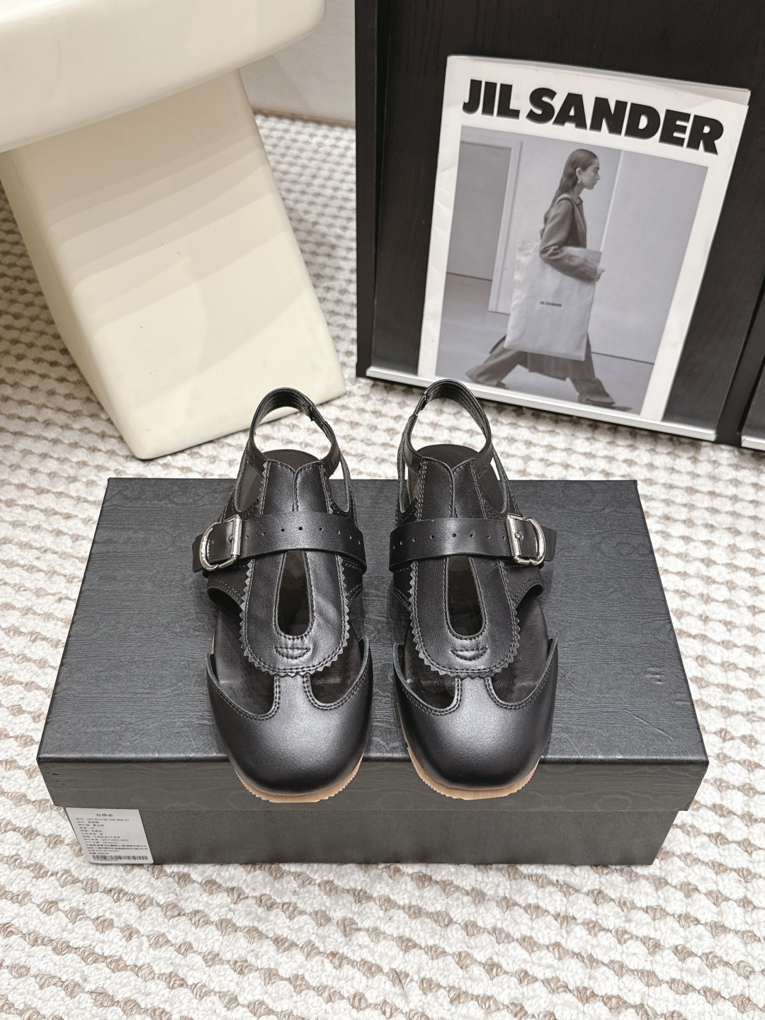 NO:814608,Purchasing agent Dries Van Note*26SS spring and summer new retro square-toe Mary Jane sandals. The square-toe shoe shape is equipped with a T-shaped hollow design, with exquisite seaming details on the edges, and an adjustable metal buckle. It has a retro college style, and the overall lines are neat and soft. It has a sense of age when paired with short skirts or pleated skirts on a daily basis, and can be worn with straight pants to create a retro and relaxed feel. Whether commuting or leisure travel, it can easily adapt to a variety of styles.  Cowhide upper, sheepskin lining, rubber outsole, size 35-41 (customized sizes 40 and 41 are not returnable), sandals, sandals, mary jane, skirts, cowhide, sheepskin19860909代购级 Dries Van Note*26SS春夏新款复古方头玛丽珍后空凉鞋 方头鞋型搭配T型镂空设计,边缘点缀精致锁边细节,搭配可调节金属搭扣,自带复古学院风调性,整体线条利落又带着柔和质感. 日常搭配短裙或百褶裙自带减龄感,搭配直筒裤又能穿出复古松弛感,无论是通勤还是休闲出行,都能轻松适配多种穿搭风格. 鞋面牛皮 内里羊皮 大底橡胶大底 size35-41码（40、41码定制不退换）,凉鞋,sandals,mary jane,skirts,cowhide,sheepskin,Women's Shoes
