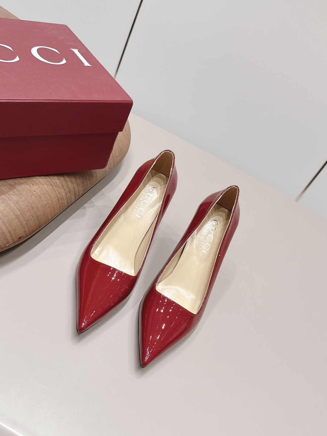 NO:872431,'Exclusive top version' G*ucci G*Chi 2026 vs spring and summer latest popular shoe series... [Pointed high-heeled shoes] Original quality  Authentic European style, the upper foot is perfect to wear with this shoe. It is elegant and crystal clear. Regardless of the materials of the accessories, they are all customized one by one. You must go to get the original version. The whole series is full of exciting and external elements. The texture of different materials, the expression of texture and surface, have a strong artistic atmosphere... Upper: Original customized patent leather Inner: Original customized sheepskin Feet:  Original customized sheepskin outsole: Original customized genuine leather outsole Heel height: 8.5cm Packaging: Original full set of packaging Size: 35-39 (40.41.42 customized non-returnable) Color: Official website updated simultaneously, high heels, single shoes, high heels, sheepskin, Leather soles19860909《独家顶级版本》 G*ucci古*驰2026vs春夏最新爆款单鞋系列……【尖头高跟单鞋】 原单品质 原汁原味的欧式风格,上脚非常完美穿搭上配此鞋,优雅大方,晶莹剔透,无论种各配件材质,都是家独一比一定制,必到做原版零距离,整系个列都充了满令兴人奋意和外的元结素合,不同材的质,肌的理面的料表现,具有极的浓艺术气息…… 鞋面: 原版定制漆皮 内里: 原版定制羊皮 垫脚: 原版定制羊皮 大底: 原版定制真皮大底 跟高: 8.5cm 包装: 原版全套包装 码数: 35-39(40.41.42定制不退换) 颜色:官网同步更新,高跟鞋单鞋,high heels,sheepskin,Leather soles,Women's Shoes