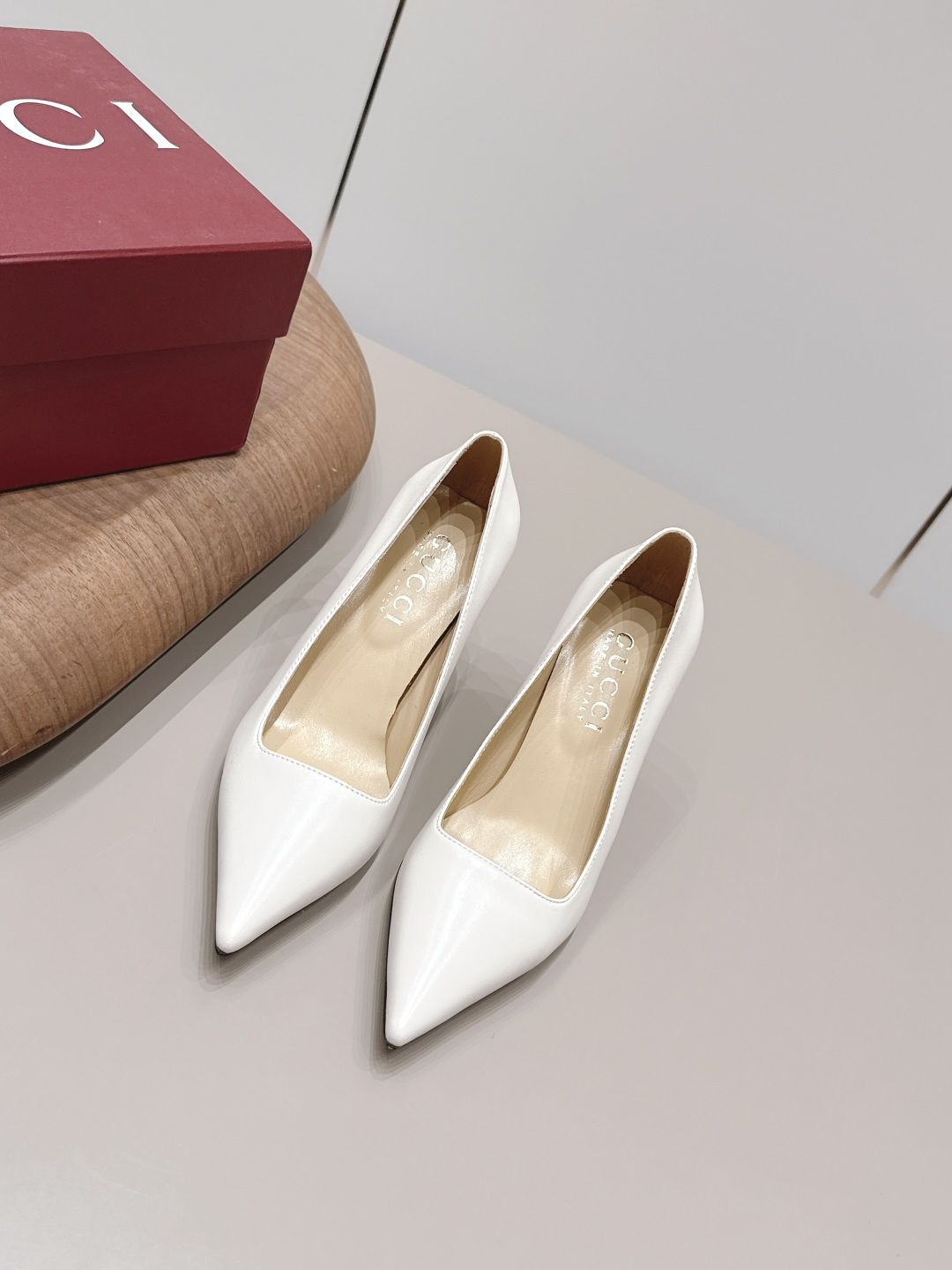 NO:872440,'Exclusive top version' G*ucci G*Chi 2026 vs spring and summer latest popular shoe series... [Pointed high-heeled shoes] Original quality  Authentic European style, the upper foot is perfect to wear with this shoe. It is elegant and crystal clear. Regardless of the materials of the accessories, they are all customized one by one. You must go to get the original version. The whole series is full of exciting and external elements. The texture of different materials and the expression of texture and texture have a strong artistic atmosphere... Upper: Original customized sheepskin Lining: Original customized sheepskin Feet:  Original customized sheepskin outsole: Original customized genuine leather outsole Heel height: 8.5cm Packaging: Original full set of packaging Size: 35-39 (40.41.42 customized non-returnable) Color: Official website updated simultaneously, high heels, single shoes, high heels, sheepskin, Leather soles19860909《独家顶级版本》 G*ucci古*驰2026vs春夏最新爆款单鞋系列……【尖头高跟单鞋】 原单品质 原汁原味的欧式风格,上脚非常完美穿搭上配此鞋,优雅大方,晶莹剔透,无论种各配件材质,都是家独一比一定制,必到做原版零距离,整系个列都充了满令兴人奋意和外的元结素合,不同材的质,肌的理面的料表现,具有极的浓艺术气息…… 鞋面: 原版定制羊皮 内里: 原版定制羊皮 垫脚: 原版定制羊皮 大底: 原版定制真皮大底 跟高: 8.5cm 包装: 原版全套包装 码数: 35-39(40.41.42定制不退换) 颜色:官网同步更新,高跟鞋单鞋,high heels,sheepskin,Leather soles,Women's Shoes