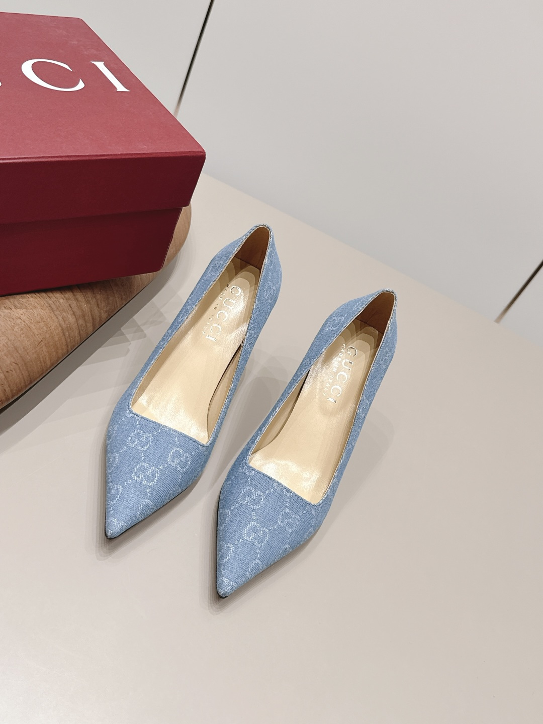 NO:872356,'Exclusive top version' G*ucci G*Chi 2026 vs spring and summer latest popular shoe series... [Pointed high-heeled shoes] Original quality  Authentic European style, the upper foot is perfect to wear with this shoe. It is elegant and crystal clear. Regardless of the materials of the accessories, they are all customized one by one. You must go to get the original version. The whole series is full of exciting and external elements. The texture of different materials and the expression of texture and texture have a strong artistic atmosphere... Upper: Original customized jacquard woven Lining: Original customized sheepskin Foot:  Original customized sheepskin outsole: Original customized genuine leather outsole Heel height: 8.5cm Packaging: Original full set of packaging Size: 35-39 (40.41.42 customized non-returnable) Color: Official website updated simultaneously, high heels, single shoes, high heels, sheepskin, Leather soles19860909《独家顶级版本》 G*ucci古*驰2026vs春夏最新爆款单鞋系列……【尖头高跟单鞋】 原单品质 原汁原味的欧式风格,上脚非常完美穿搭上配此鞋,优雅大方,晶莹剔透,无论种各配件材质,都是家独一比一定制,必到做原版零距离,整系个列都充了满令兴人奋意和外的元结素合,不同材的质,肌的理面的料表现,具有极的浓艺术气息…… 鞋面: 原版定制提花织布 内里: 原版定制羊皮 垫脚: 原版定制羊皮 大底: 原版定制真皮大底 跟高: 8.5cm 包装: 原版全套包装 码数: 35-39(40.41.42定制不退换) 颜色:官网同步更新,高跟鞋单鞋,high heels,sheepskin,Leather soles,Women's Shoes