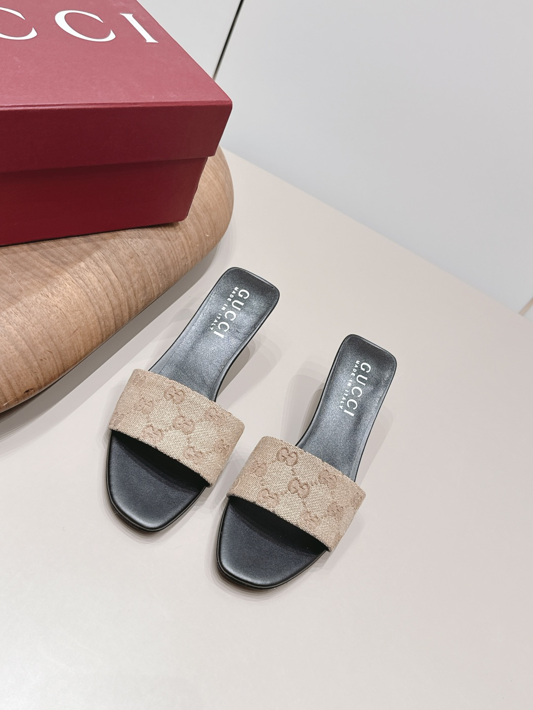 NO:872421,'Exclusive top version' G*ucci G*Chi 2026 vs spring and summer latest popular sandals series... [Round-head embossed sandals] Original quality  Authentic European style, the upper foot is perfect to wear with this shoe. It is elegant and crystal clear. Regardless of the materials of the accessories, they are all customized one by one. You must go to get the original version. The whole series is full of exciting and external elements. The texture of different materials and the expression of texture and texture have a strong artistic atmosphere... Upper: Original customized jacquard woven Lining: Original customized sheepskin Foot:  Original customized sheepskin outsole: Original customized genuine leather outsole Heel height: 5.5cm Packaging: Original full set of packaging Size: 35-39 (40.41.42 customization is not returnable) Color: Official website updated simultaneously, high heels and slippers, high heels, slippers, sheepskin, Leather soles19860909《独家顶级版本》 G*ucci古*驰2026vs春夏最新爆款凉拖系列……【圆头压花凉拖】 原单品质 原汁原味的欧式风格,上脚非常完美穿搭上配此鞋,优雅大方,晶莹剔透,无论种各配件材质,都是家独一比一定制,必到做原版零距离,整系个列都充了满令兴人奋意和外的元结素合,不同材的质,肌的理面的料表现,具有极的浓艺术气息…… 鞋面: 原版定制提花织布 内里: 原版定制羊皮 垫脚: 原版定制羊皮 大底: 原版定制真皮大底 跟高: 5.5cm 包装: 原版全套包装 码数: 35-39(40.41.42定制不退换) 颜色:官网同步更新,高跟鞋拖鞋,high heels,slippers,sheepskin,Leather soles,Women's Shoes