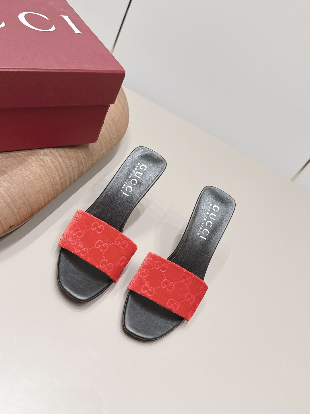 NO:872392,'Exclusive top version' G*ucci G*Chi 2026 vs spring and summer latest popular sandals series... [Round-head embossed sandals] Original quality  Authentic European style, perfect for wearing with this shoe, elegant and crystal clear. Regardless of the materials of the accessories, they are all customized one by one. You must go to get the original version. The entire series is full of exciting and exciting combinations of elements. The texture of different materials, the expression of texture and texture, have a strong artistic atmosphere... Upper: Original customized velvet/embossed craftsmanship. Inner: Original customized sheepskin.  Feet: Original customized sheepskin Outsole: Original customized leather outsole Heel height: 8.5cm Packaging: Original full set of packaging Number of yards: 35-39 (40.41.42 customization is not returnable) Color: Official website updated simultaneously, high heels and slippers, high heels, slippers, sheepskin, Leather soles19860909《独家顶级版本》 G*ucci古*驰2026vs春夏最新爆款凉拖系列……【圆头压花凉拖】 原单品质 原汁原味的欧式风格,上脚非常完美穿搭上配此鞋,优雅大方,晶莹剔透,无论种各配件材质,都是家独一比一定制,必到做原版零距离,整系个列都充了满令兴人奋意和外的元结素合,不同材的质,肌的理面的料表现,具有极的浓艺术气息…… 鞋面: 原版定制绒布/压花工艺 内里: 原版定制羊皮 垫脚: 原版定制羊皮 大底: 原版定制真皮大底 跟高: 8.5cm 包装: 原版全套包装 码数: 35-39(40.41.42定制不退换) 颜色:官网同步更新,高跟鞋拖鞋,high heels,slippers,sheepskin,Leather soles,Women's Shoes