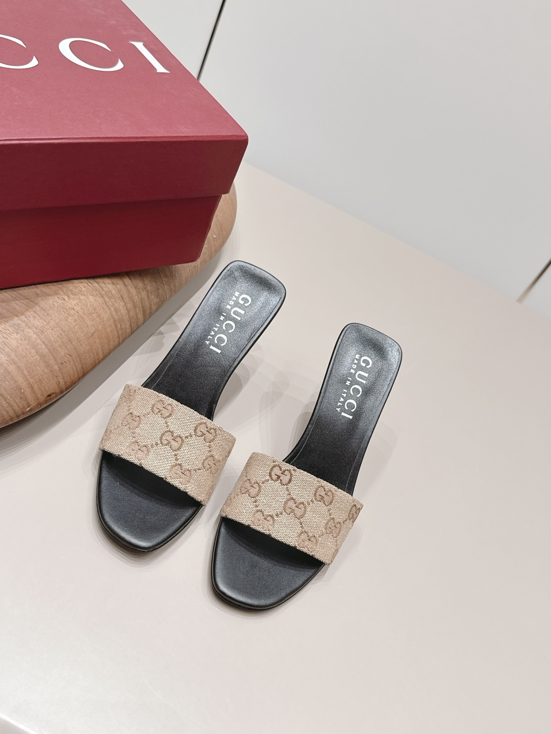 NO:872403,'Exclusive top version' G*ucci G*Chi 2026 vs spring and summer latest popular sandals series... [Round-head embossed sandals] Original quality  Authentic European style, the upper foot is perfect to wear with this shoe. It is elegant and crystal clear. Regardless of the materials of the accessories, they are all customized one by one. You must go to get the original version. The whole series is full of exciting and external elements. The texture of different materials and the expression of texture and texture have a strong artistic atmosphere... Upper: Original customized jacquard woven Lining: Original customized sheepskin Foot:  Original customized sheepskin outsole: Original customized genuine leather outsole Heel height: 8.5cm Packaging: Original full set of packaging Size: 35-39 (40.41.42 customized non-refundable) Color: Official website updated simultaneously, high heels and slippers, high heels, slippers, sheepskin, Leather soles19860909《独家顶级版本》 G*ucci古*驰2026vs春夏最新爆款凉拖系列……【圆头压花凉拖】 原单品质 原汁原味的欧式风格,上脚非常完美穿搭上配此鞋,优雅大方,晶莹剔透,无论种各配件材质,都是家独一比一定制,必到做原版零距离,整系个列都充了满令兴人奋意和外的元结素合,不同材的质,肌的理面的料表现,具有极的浓艺术气息…… 鞋面: 原版定制提花织布 内里: 原版定制羊皮 垫脚: 原版定制羊皮 大底: 原版定制真皮大底 跟高: 8.5cm 包装: 原版全套包装 码数: 35-39(40.41.42定制不退换) 颜色:官网同步更新,高跟鞋拖鞋,high heels,slippers,sheepskin,Leather soles,Women's Shoes