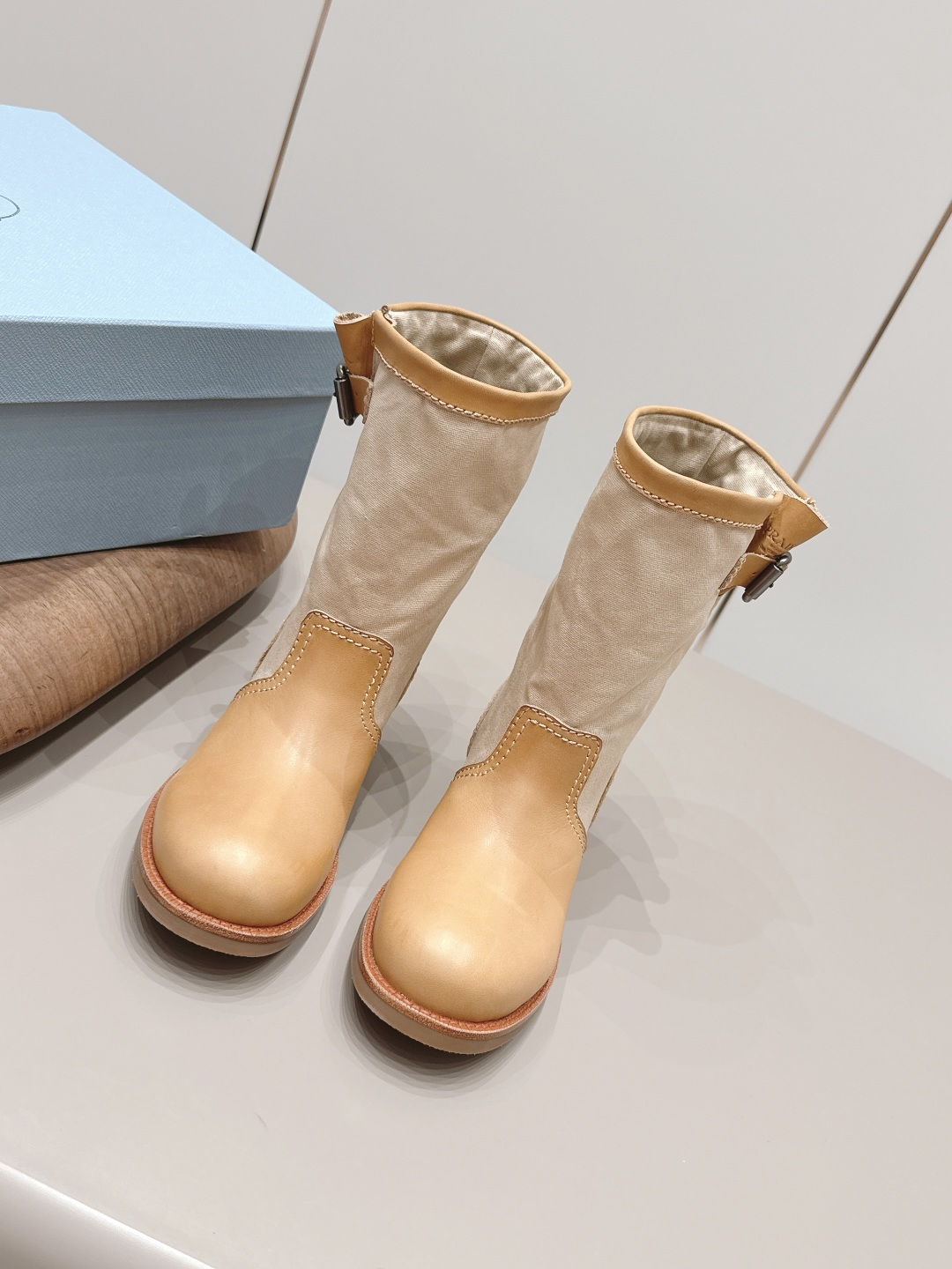NO:872459,: 'Exclusive top version' PRAD*A 2026 vs spring and summer new boots series... [Round-toe mid-step boots] Newly launched, this thick sole has a high export rate in European and American street photos. It is also popular on Instagram. I adjusted the shoe last for a month to keep the smoothness of the overall line consistent with the original version. It is really attractive. I believe women with taste will fall in love with it. The PRAD*A series will never disappoint, the goddess's weapon... Fabric:  Original customized cowhide/military canvas Lining: Original customized sheepskin Foot pads: Original customized sheepskin Outsole: Original molded combination outsole Heel height: 4cm Size: 35-39 (40. Customized, non-returnable) Packaging: Original full set of packaging Color: Official website updated simultaneously, boots, prada, boots, cowhide, sheepskin19860909: 《独家顶级版本》 PRAD*A2026vs春夏新款靴子系列……【圆头一脚蹬中靴】 新款上架这款厚底在欧美街拍中出境率超高,ins也是火了一把,调鞋楦都调了一个月整体线条流畅性保持跟原版一致,真的太有魅力了,我相信有品味的女人会看上它,PRAD*A系列一向不会令人失望,女神的利器…… 面料: 原版定制牛皮/军工帆布 内里: 原版定制羊皮 垫脚: 原版定制羊皮 大底: 原版开模组合大底 跟高: 4cm 码数: 35-39（40.定做不退换） 包装: 原版全套包装 颜色:官网同步更新,靴子,prada,boots,cowhide,sheepskin,Women's Shoes