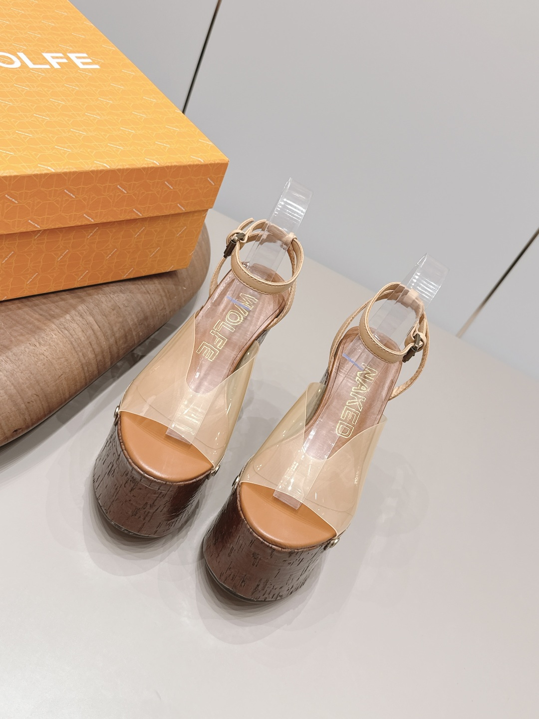 NO:872267,: 'Exclusive top version' nakedwolf*26 vs the latest spring and summer platform platform sandals series... [Round-toe platform platform sandals] nakedwolf*e Ned Wolf is a London fashion designer brand, with the well-known logo of the wolf head. It enjoys a high reputation in the luxury goods industry and is famous for its thick and stiff design. It is committed to creating bold and avant-garde shoes. This fashion boot is the master of the Ned Wolf family. The original model is opened and 1:1 details are restored... Upper: Original customized cowhide/TPU film Lining: Original customized sheepskin Foot pads: Original customized sheepskin Outsole: Original molded foam combination Heel height: 14cm Size: 35-39 (40.41 customization is non-refundable) Packaging: Original full set of packaging Color: Official simultaneous update, slippers, sandals, boots, slippers, cowhide, sheepskin19860909: 《独家顶级版本》 nakedwolf*26vs春夏最新松糕厚底凉鞋系列……【圆头松糕厚底凉鞋】 nakedwolf*e 耐德·沃夫是一家伦敦时装设计师品牌,狼头的知名标识,在奢侈品界享有盛誉,以厚实而挺括的设计著称,致力于打造大胆前卫的鞋履,这一款时装靴更是耐得·沃夫家族中的集大成者,原版开模,1:1细节还原…… 鞋面: 原版定制牛皮/TPU胶片 内里: 原版定制羊皮 垫脚: 原版定制羊皮 大底: 原版开模发泡组合 跟高: 14cm 码数: 35-39（40.41定制不退换） 包装: 原版全套包装 颜色:官方同步更新,拖鞋凉鞋,sandals,boots,slippers,cowhide,sheepskin,Women's Shoes